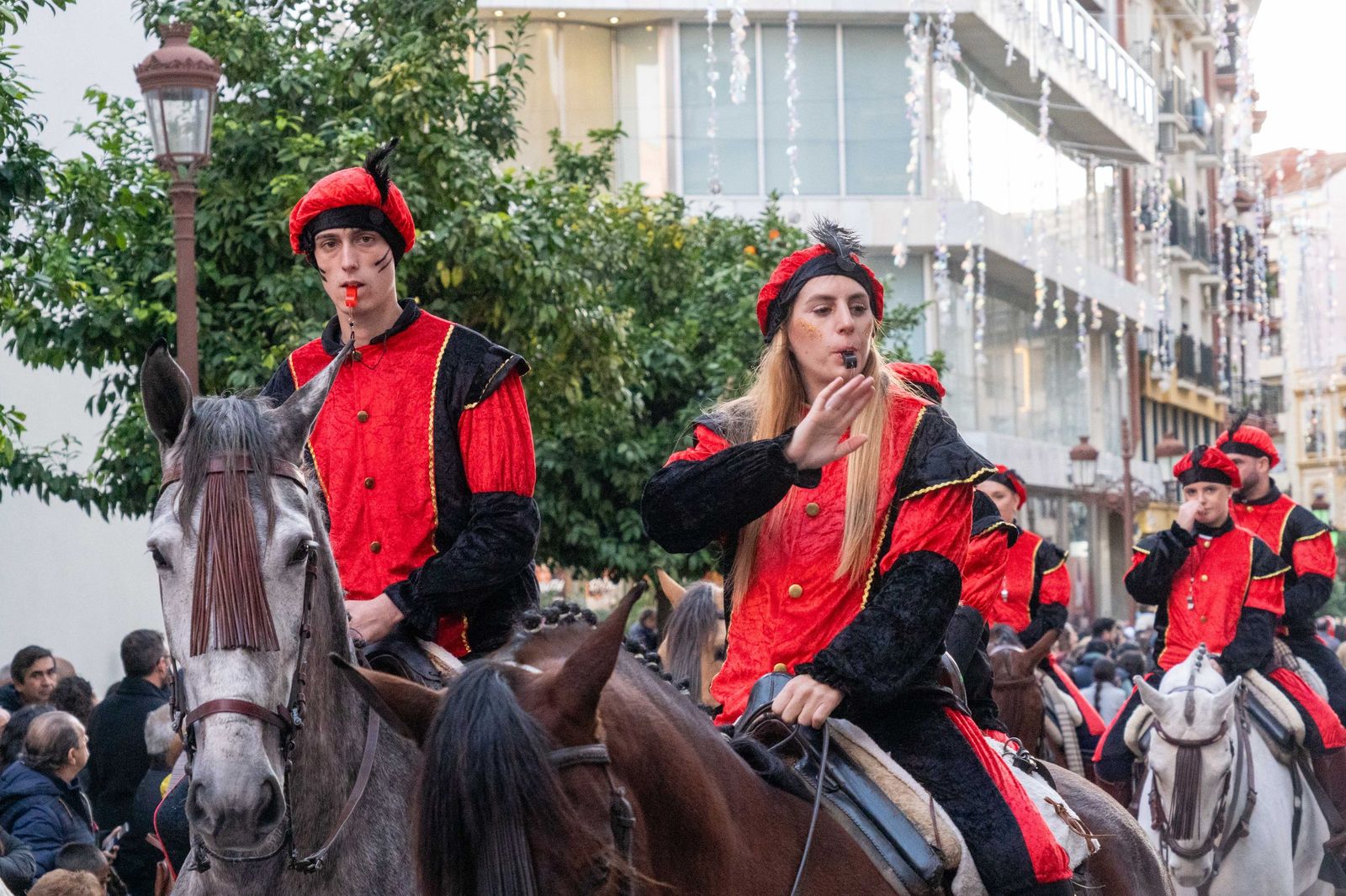 Las mejores fotografías del recorrido y la llegada al ayuntamiento de la cabalgata de Reyes Magos 2026