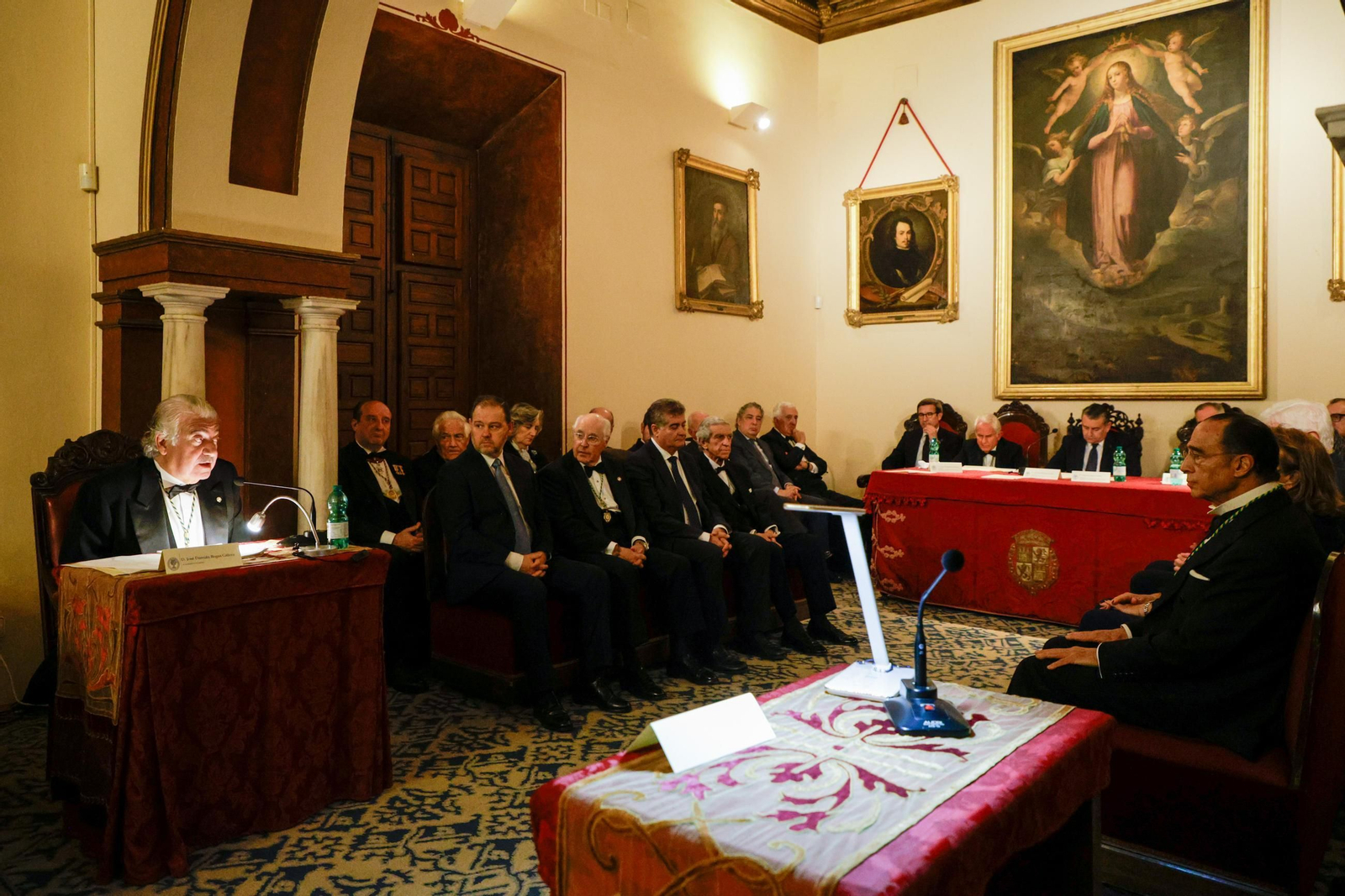 Las imágenes del ingreso en la Academia de Ciencias Sociales y del Medio Ambiente, Antonio Vázquez, apadrinado por José Damián Bogas