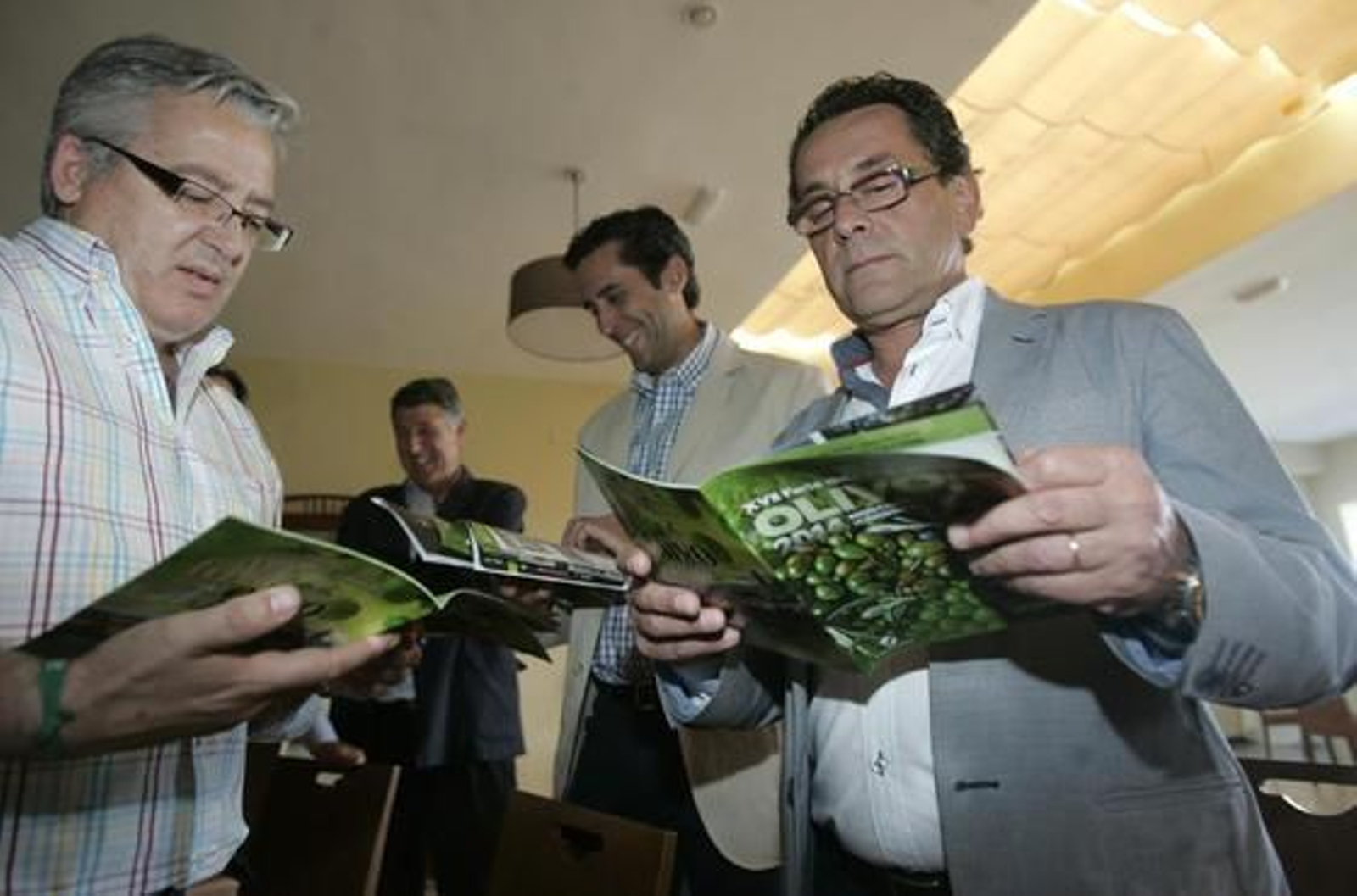 Guías de la XVII Edición de la Feria del Olivo que se entregaron gratis con la edición de 'El Día'. 

Foto: José Martínez