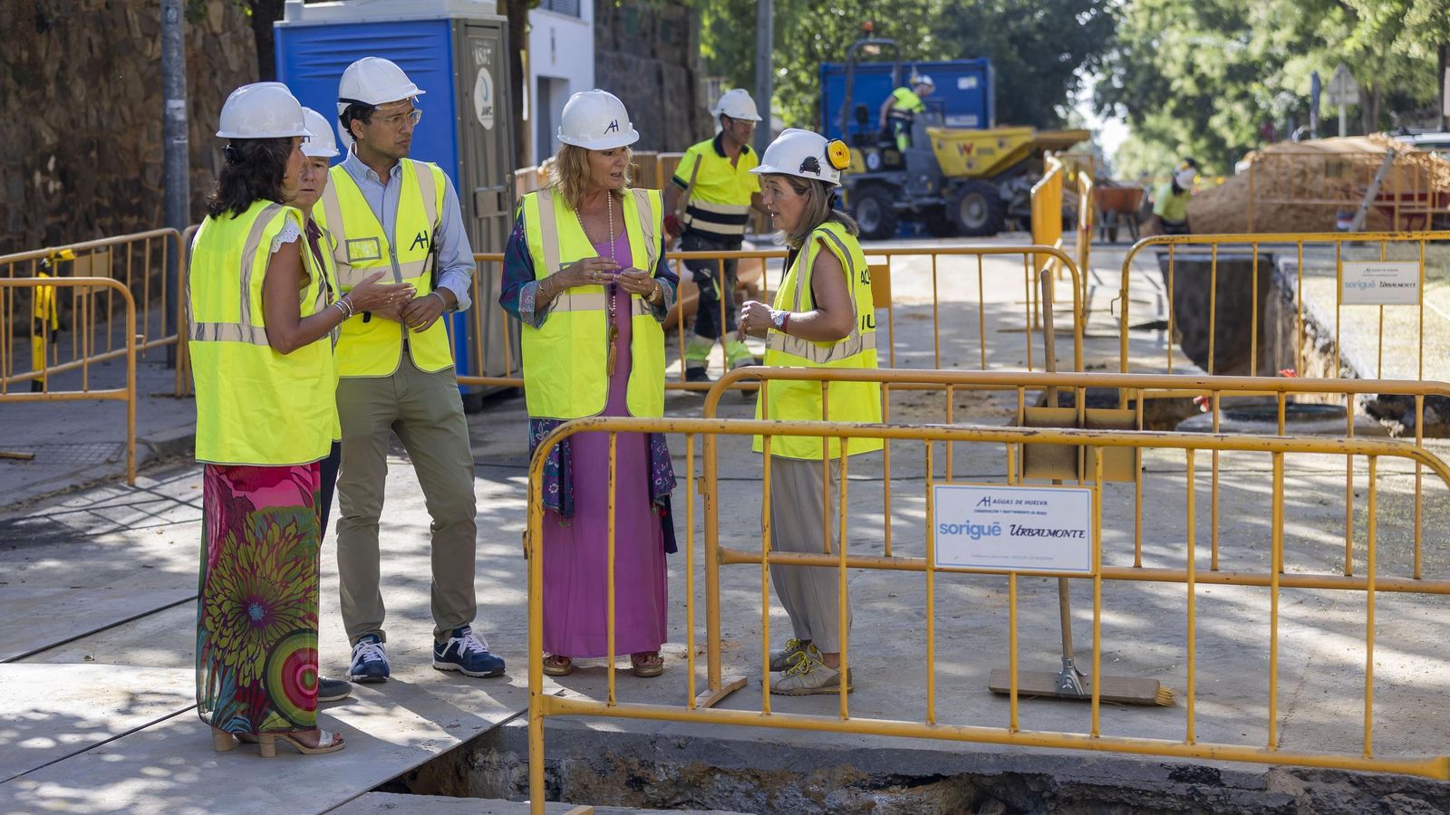 La alcaldesa de Huelva, Pilar Miranda, esta semana en su visita a las obras de la calle Mackay Macdonald.