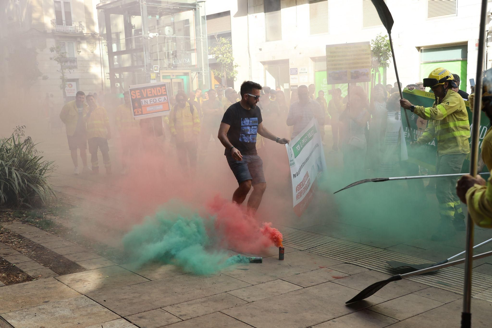La protesta de los bomberos forestales del Infoca en Málaga, en imágenes