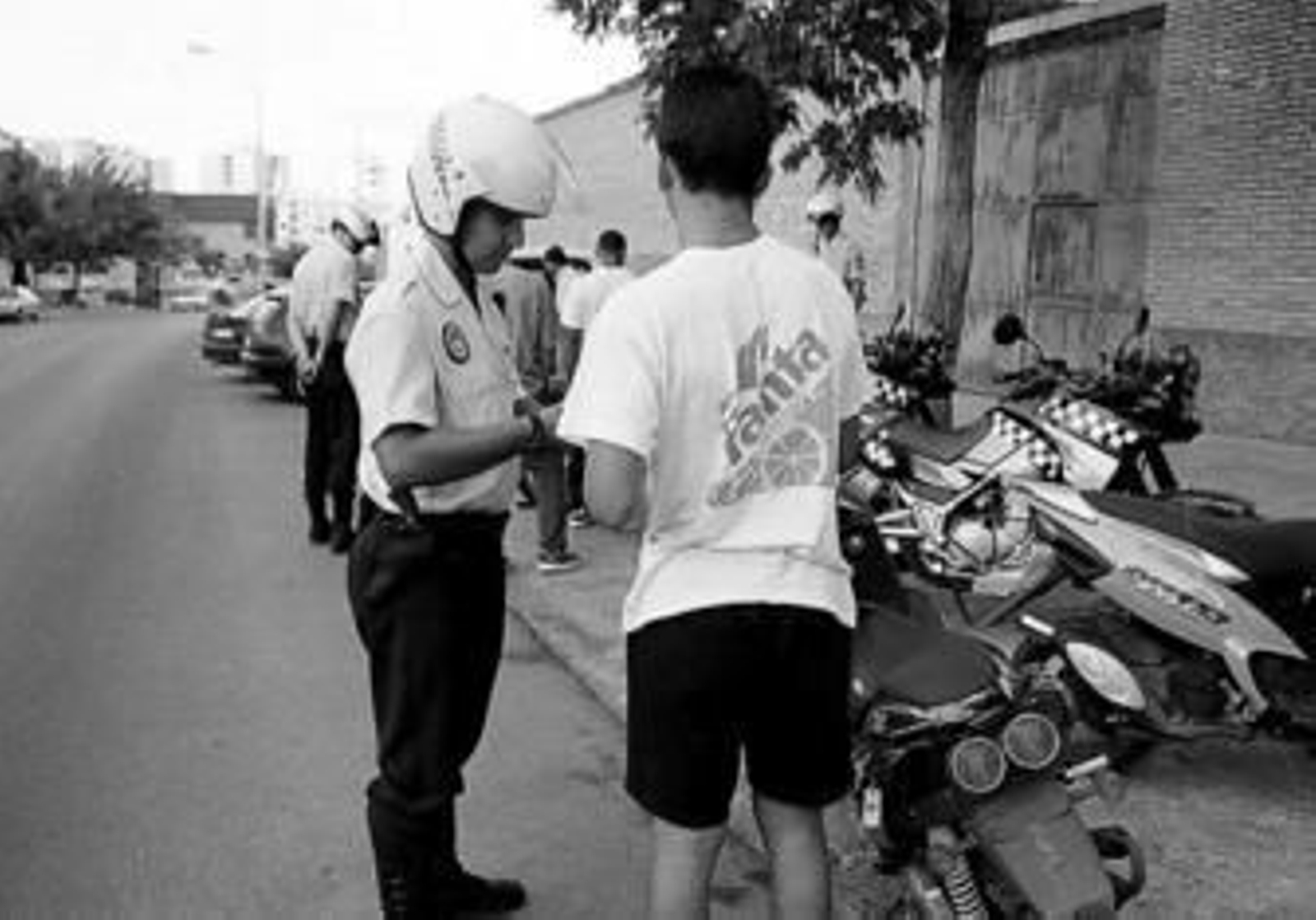 Policías locales solicitan la documentación a jóvenes en un control.