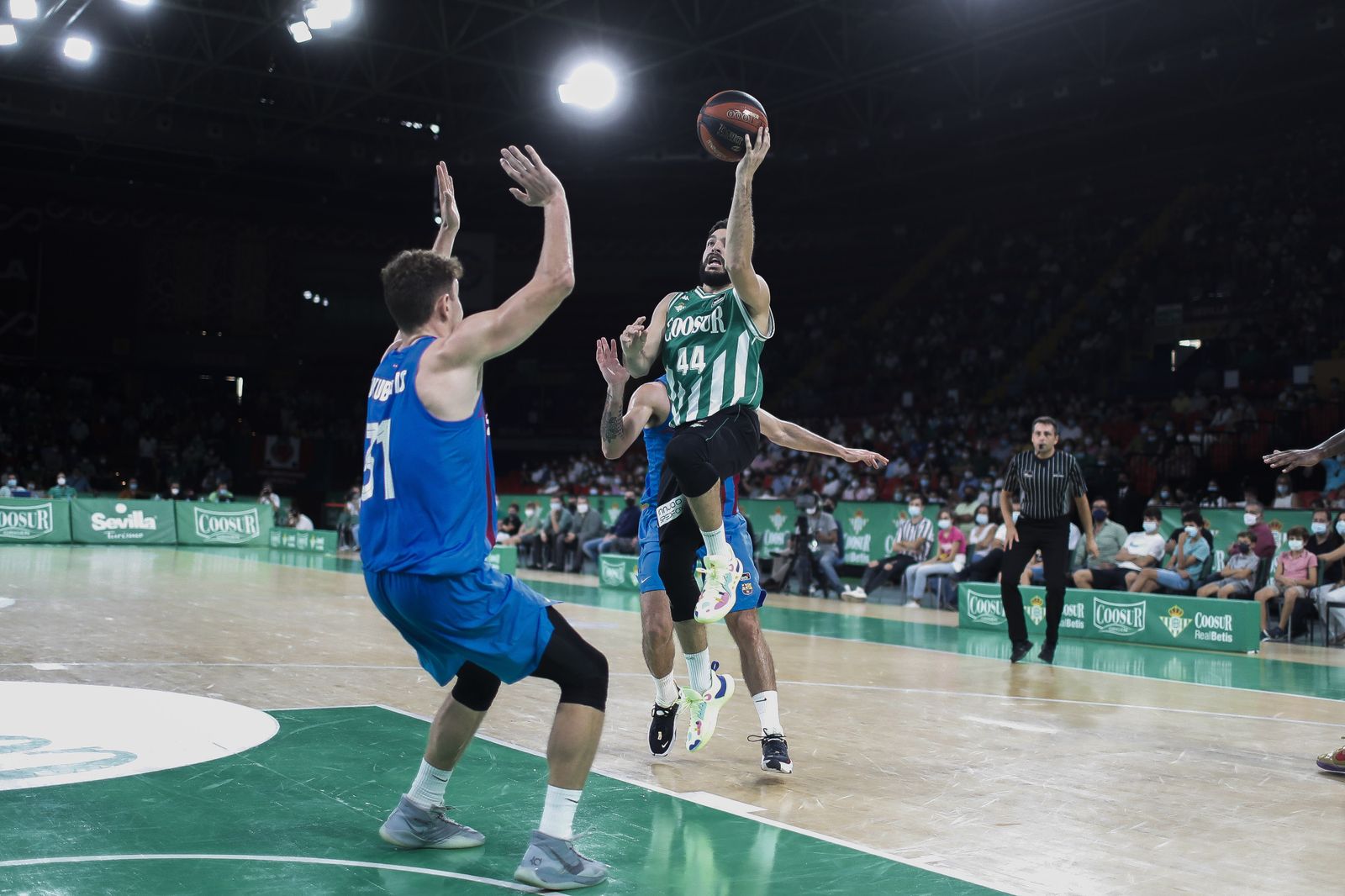 Pepe Pozas entra a canasta ante el azulgrana Jokubaitis.