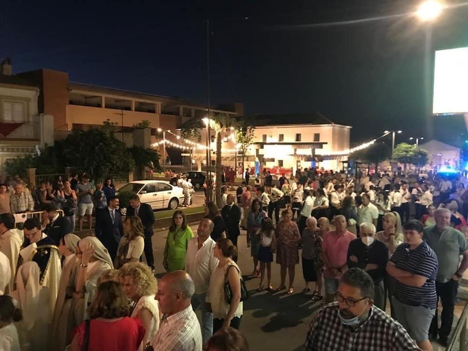 Imagen de los cientos de otureños que acompañaron este viernes la procesión del Sagrado Corazón de Jesús de la localidad