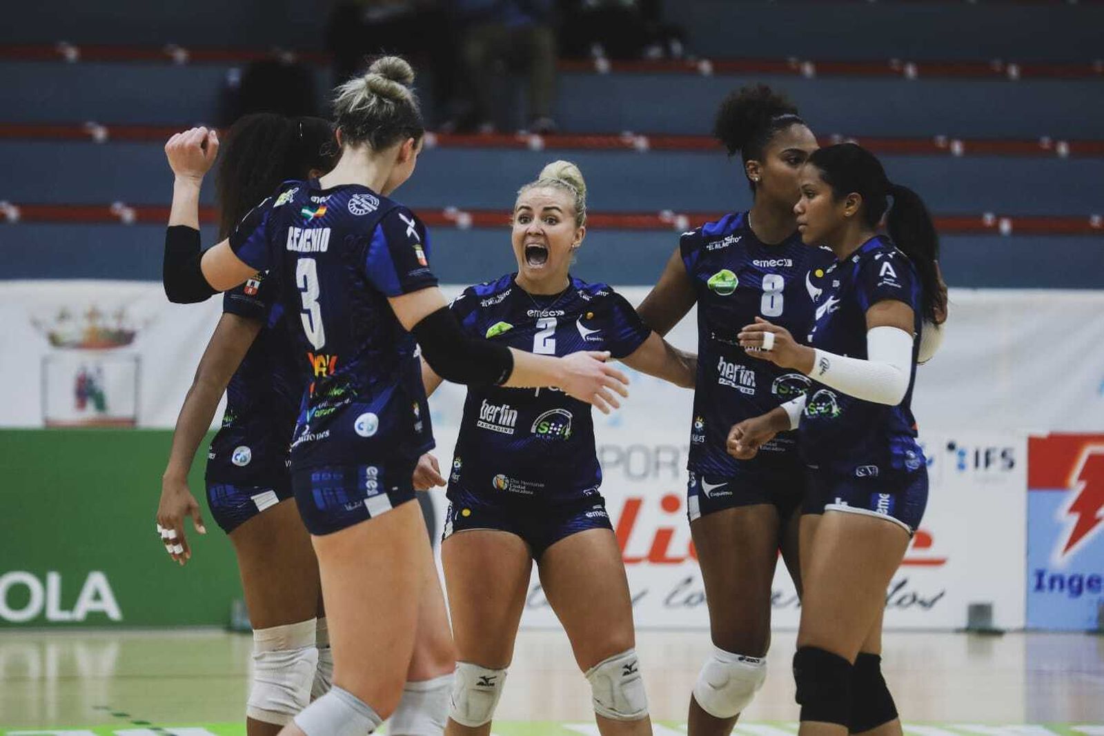 Las nazarenas celebran un punto.