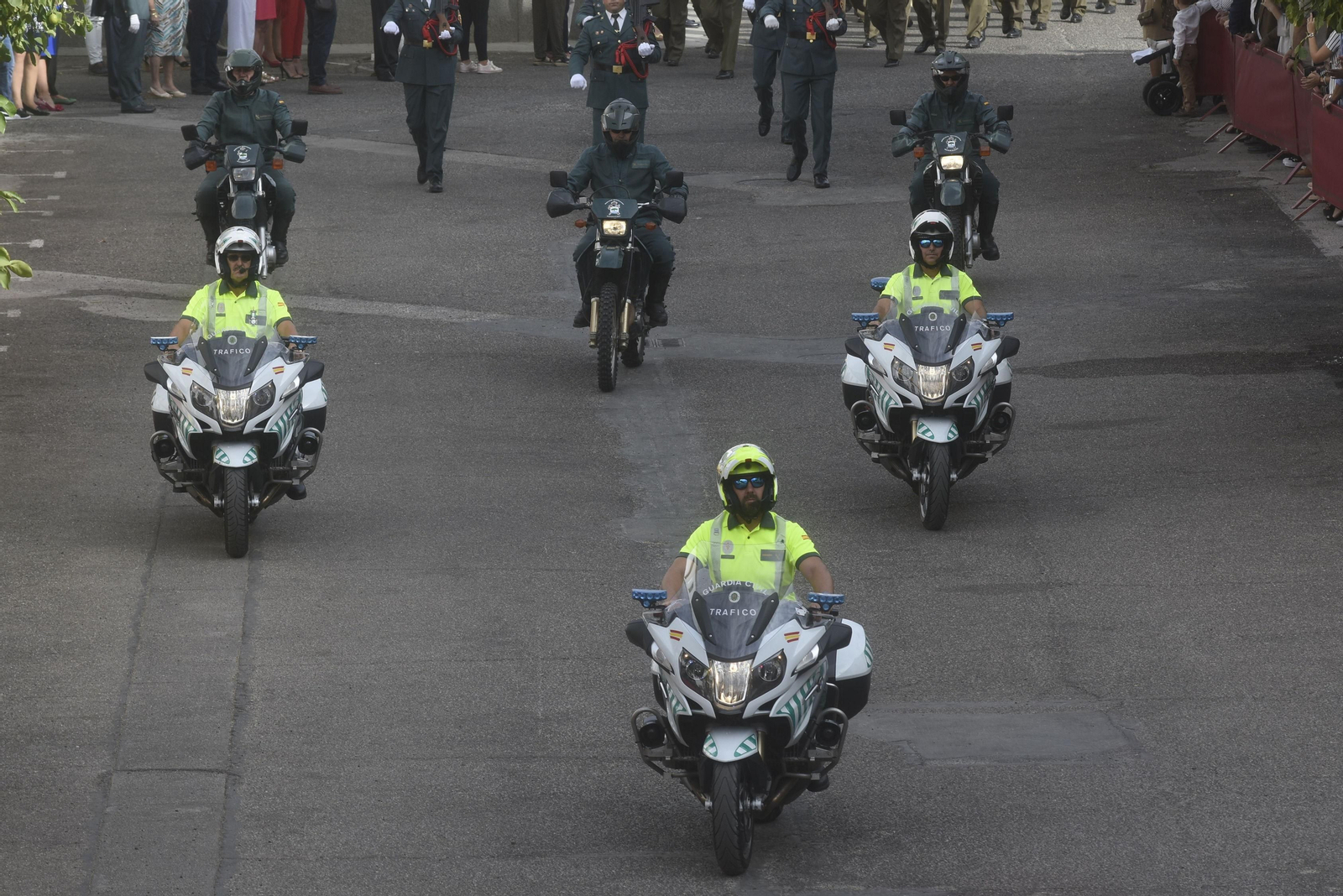 Un desfile en la Comandancia de Córdoba con motivo de la Virgen del Pilar.