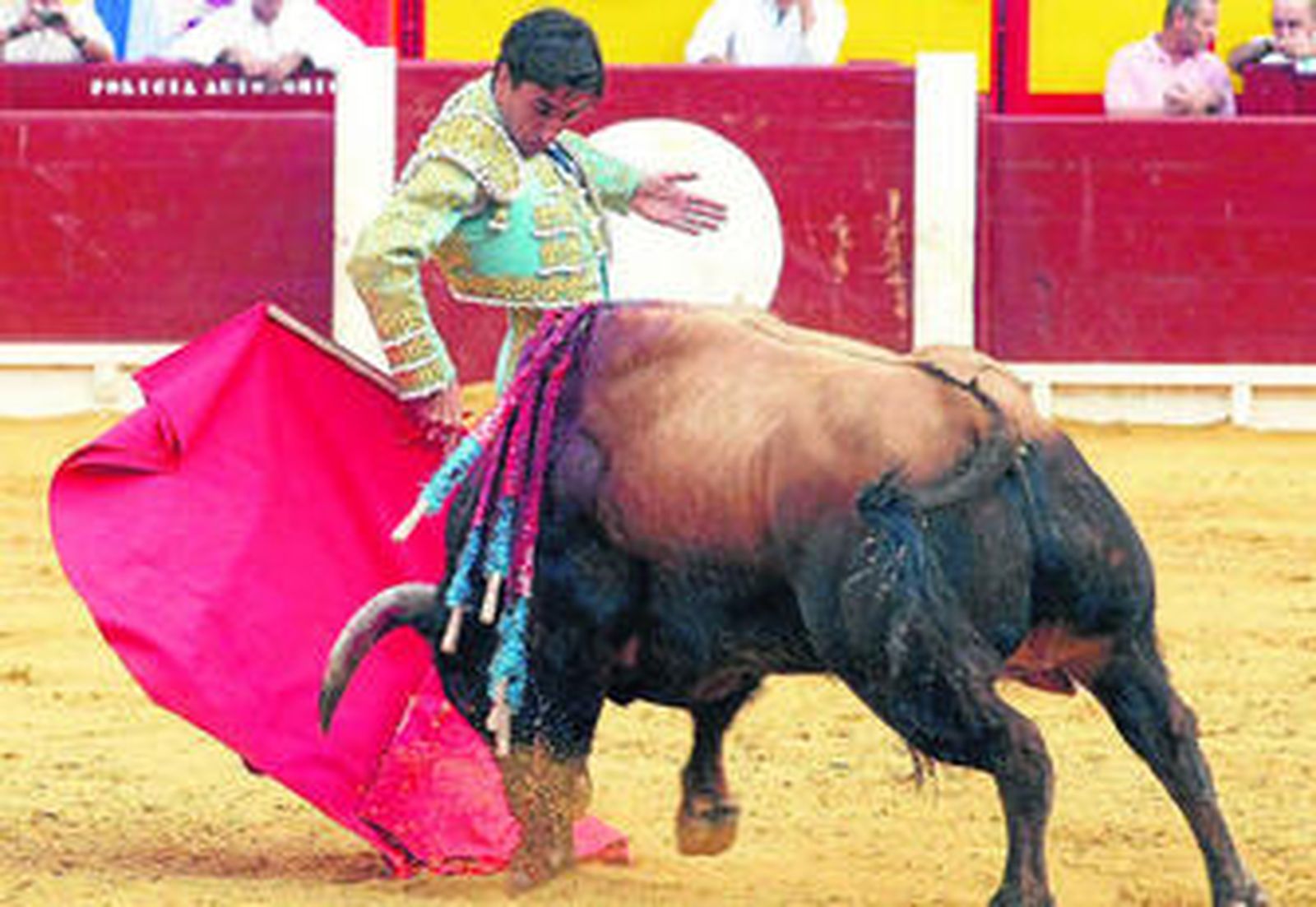 Francisco José Palazón ante su primero, al que le cortó las dos orejas abriendo la puerta grande alicantina.