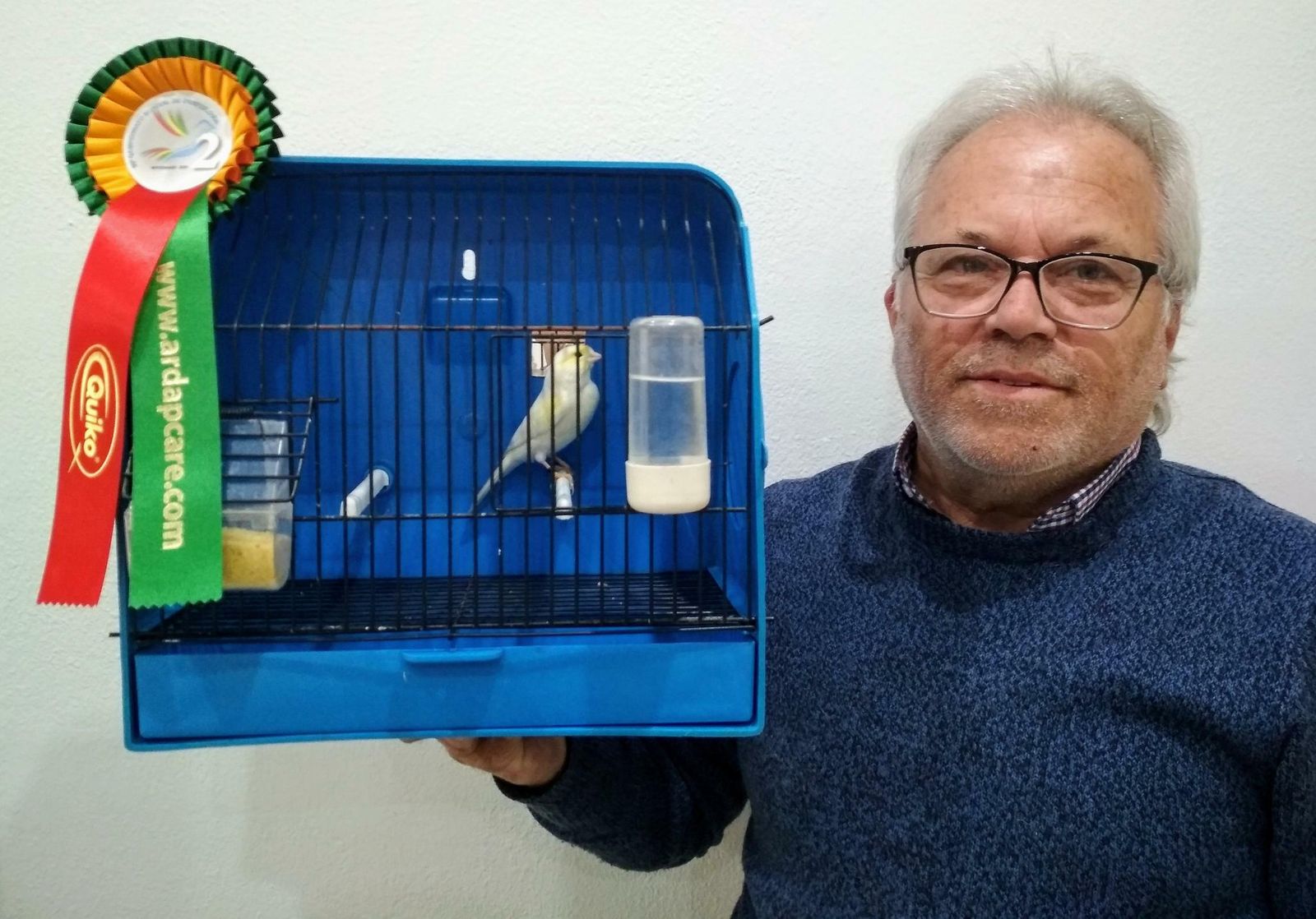 El sanluqueño Francisco Amate, con el canario que le ha llevado a ser subcampeón del mundo en Portugal.