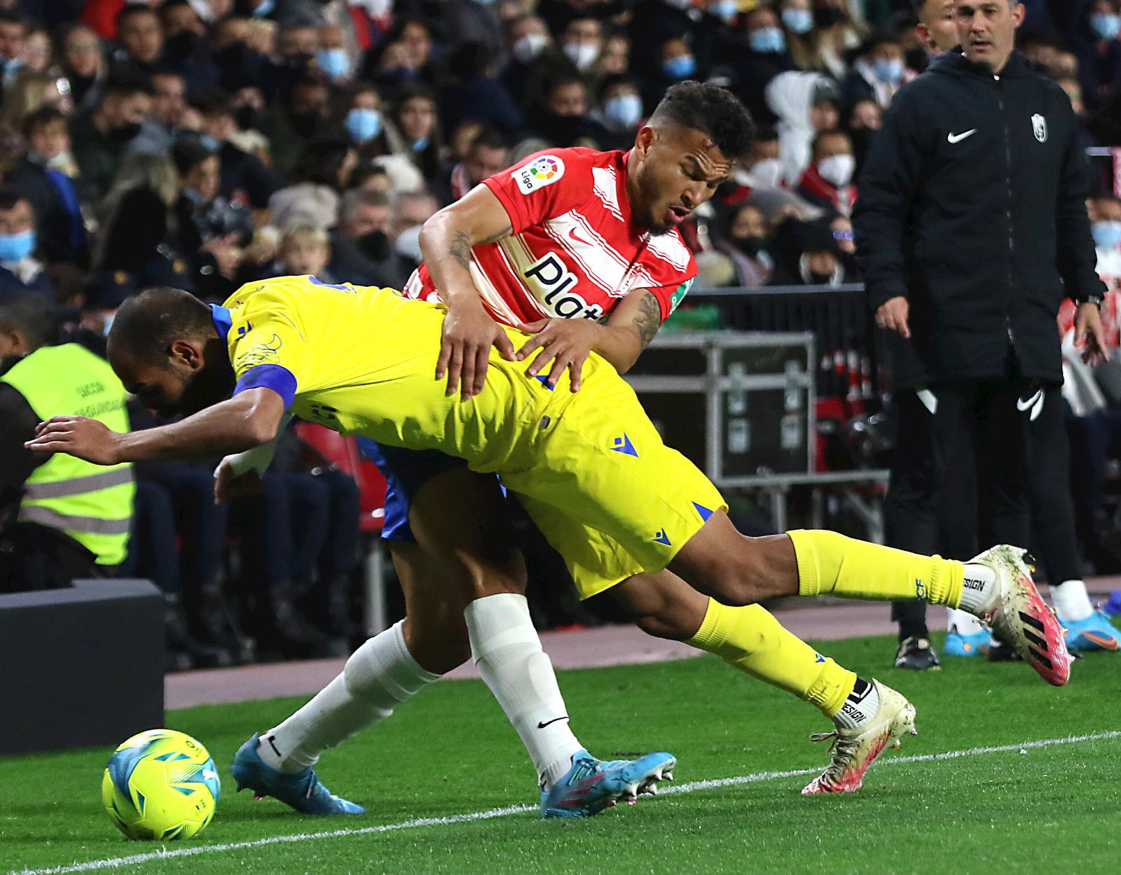 Fali cae ante Luis Suárez en el Granada-Cádiz.