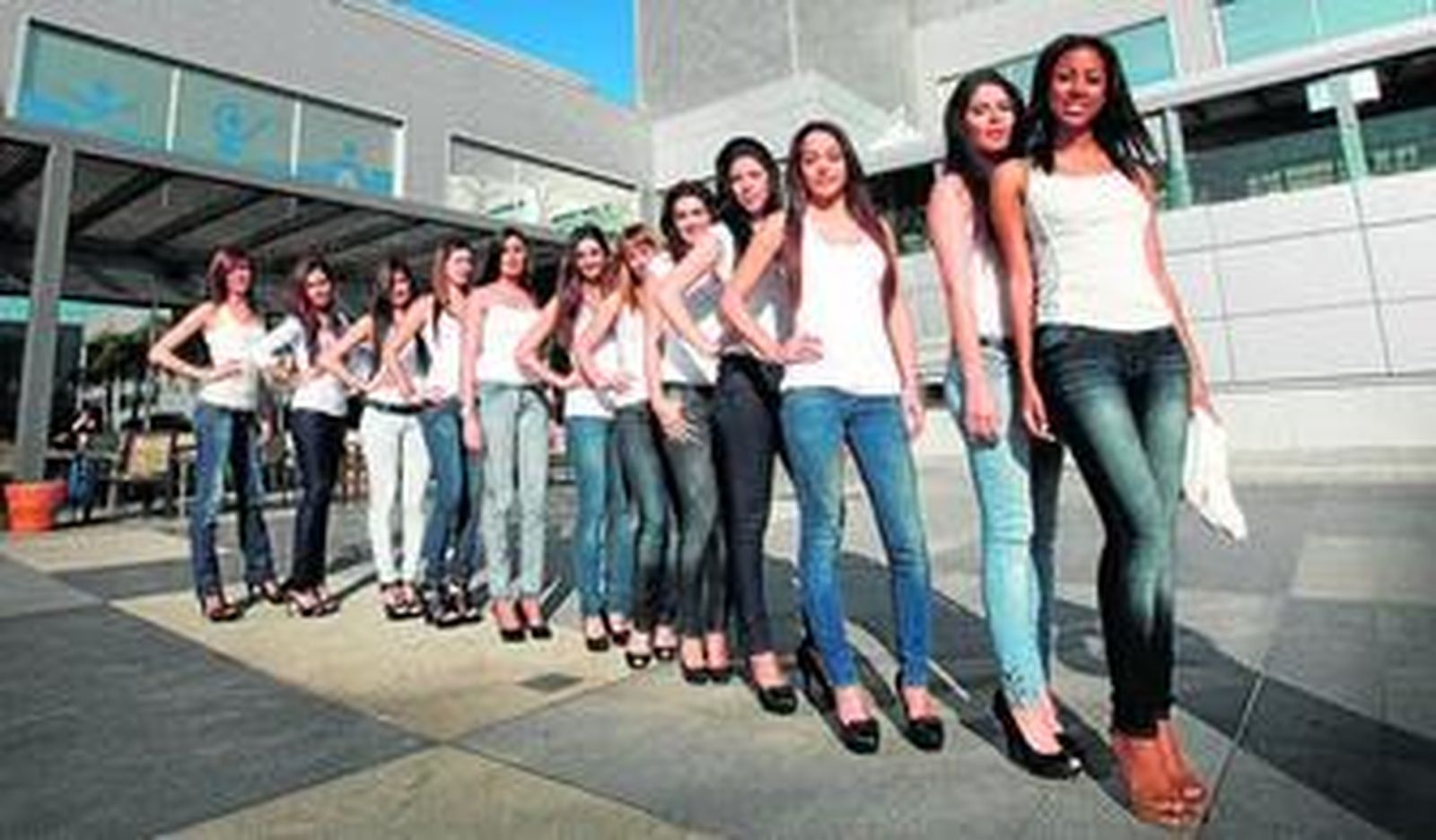 Las aspirantes a Miss Cádiz posando ayer en las instalaciones del Activa Club.