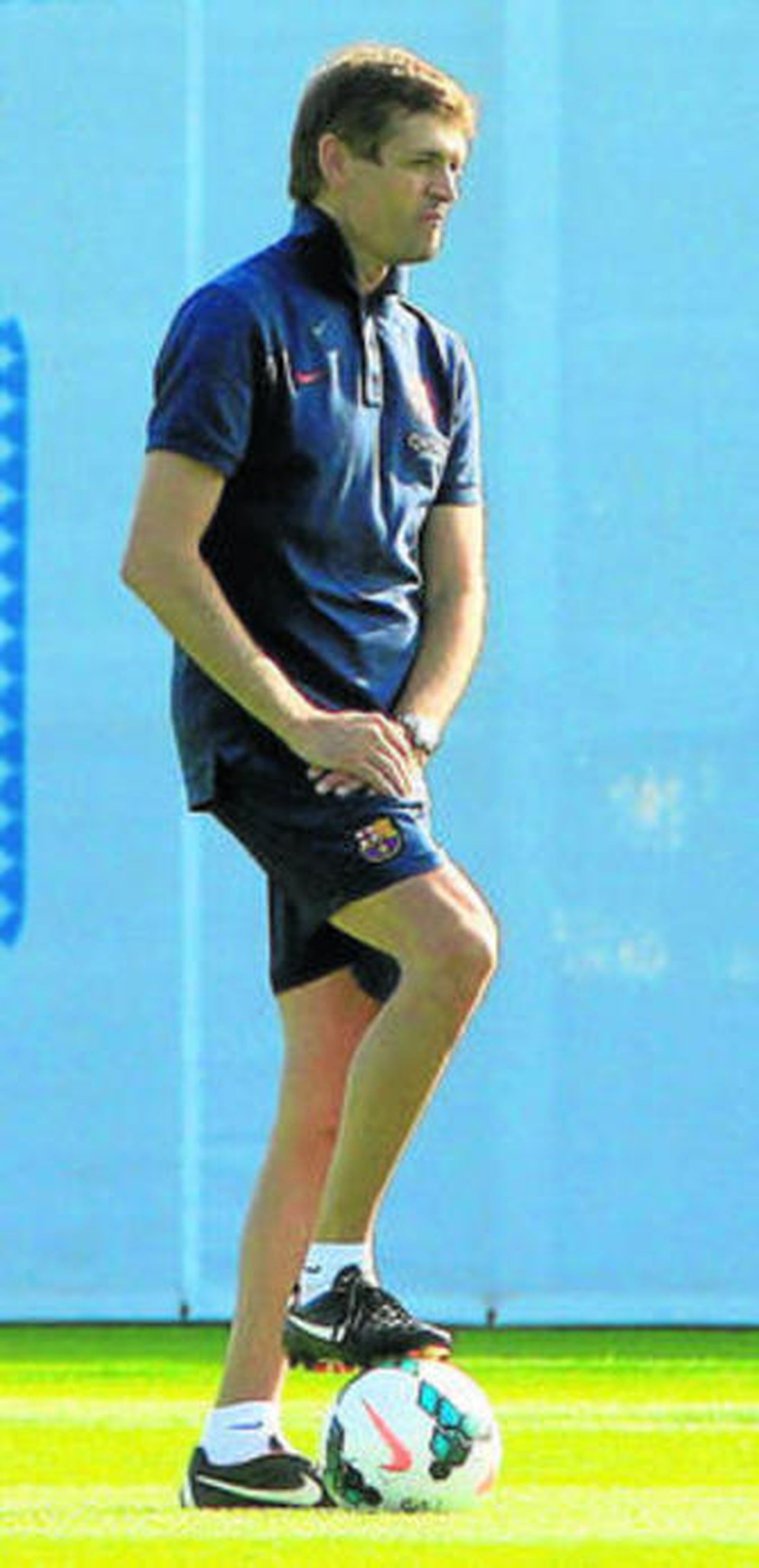 Tito pisa el balón mientras observa a sus jugadores en un entrenamiento.