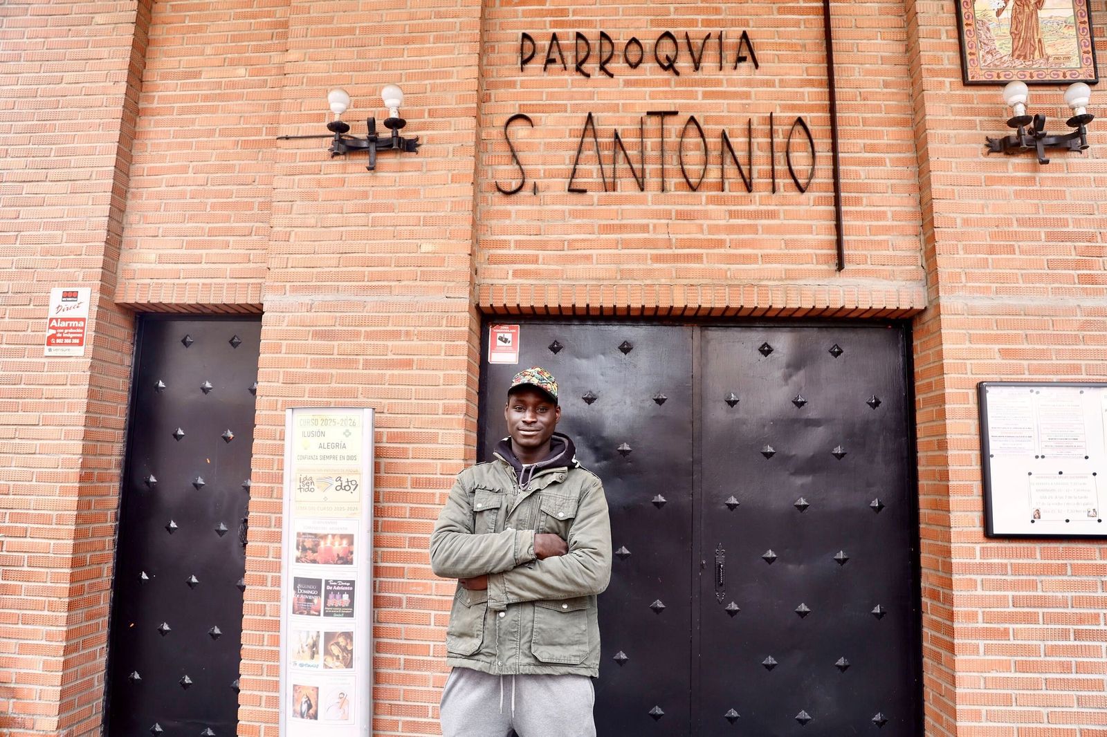 Mansour Konte este miércoles delante de la iglesia de San Antonio de Padua.