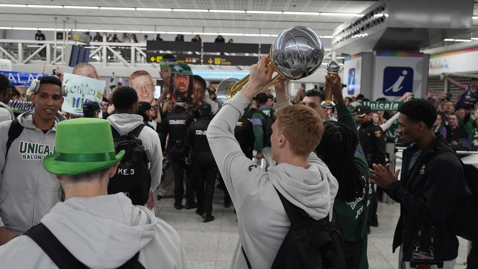 Alegría y éxtasis en la llegada del Unicaja al aeropuerto