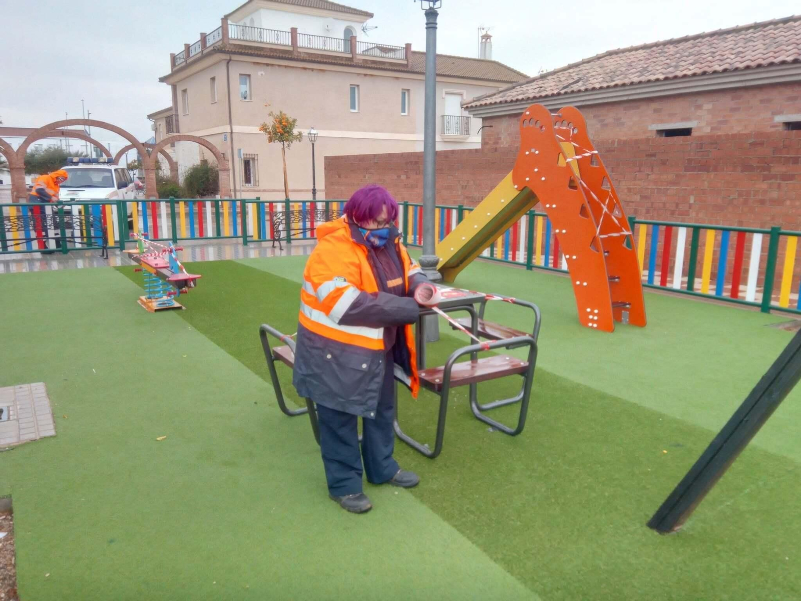 Precintado de un parque infantil en Fuente Palmera.