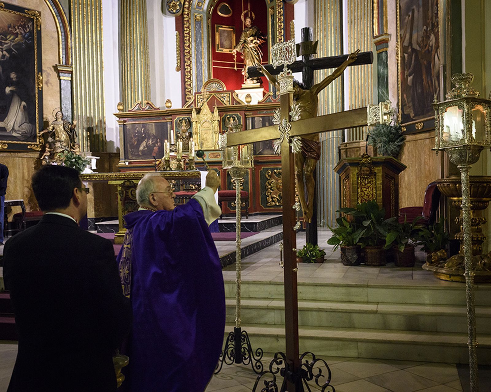 El Consiliario Esteban Belmonte bendijo la nueva Cruz de Guía.