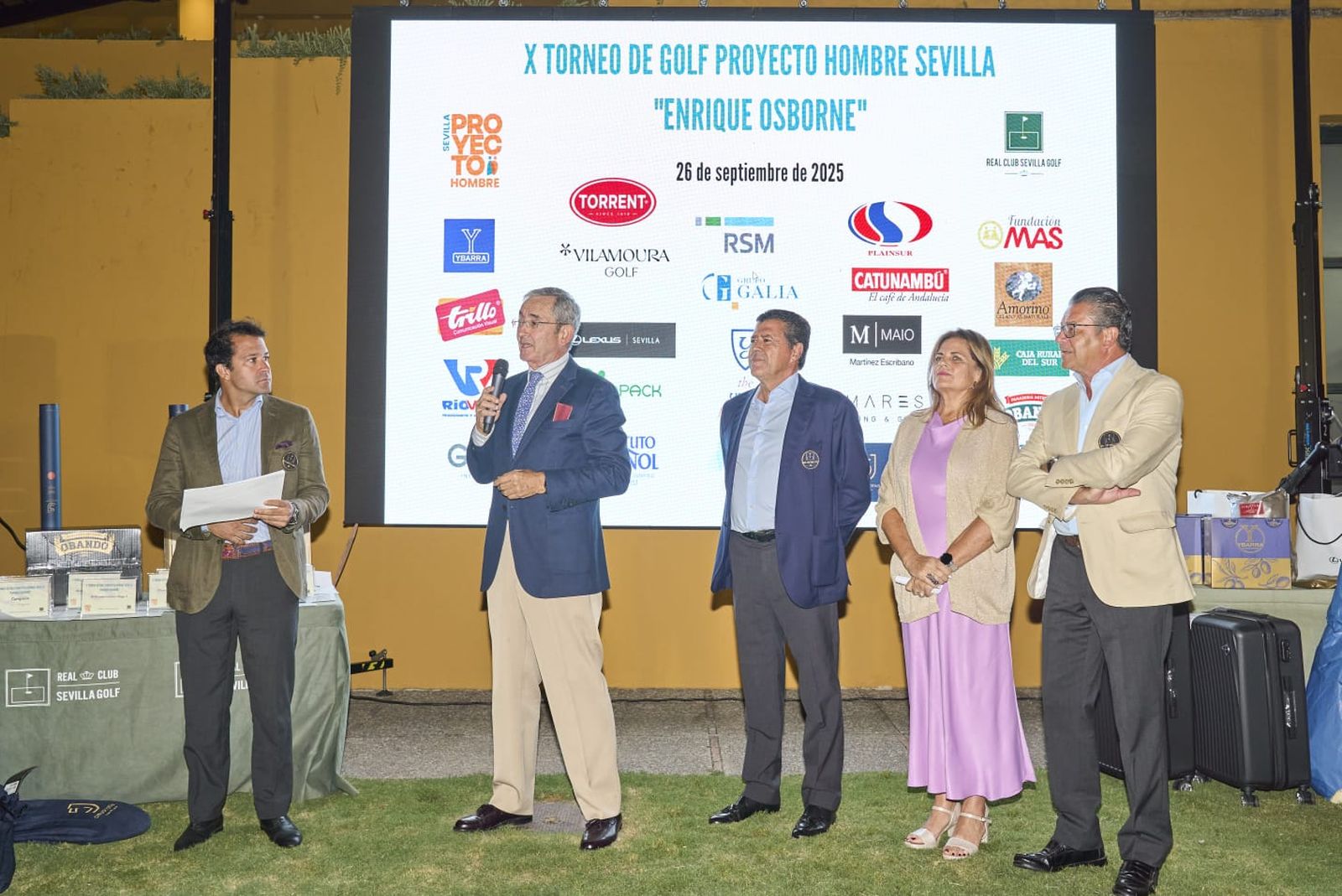 Un momento de la entrega de premios del X Torneo de Golf Proyecto Hombre 'Enrique Osborne'