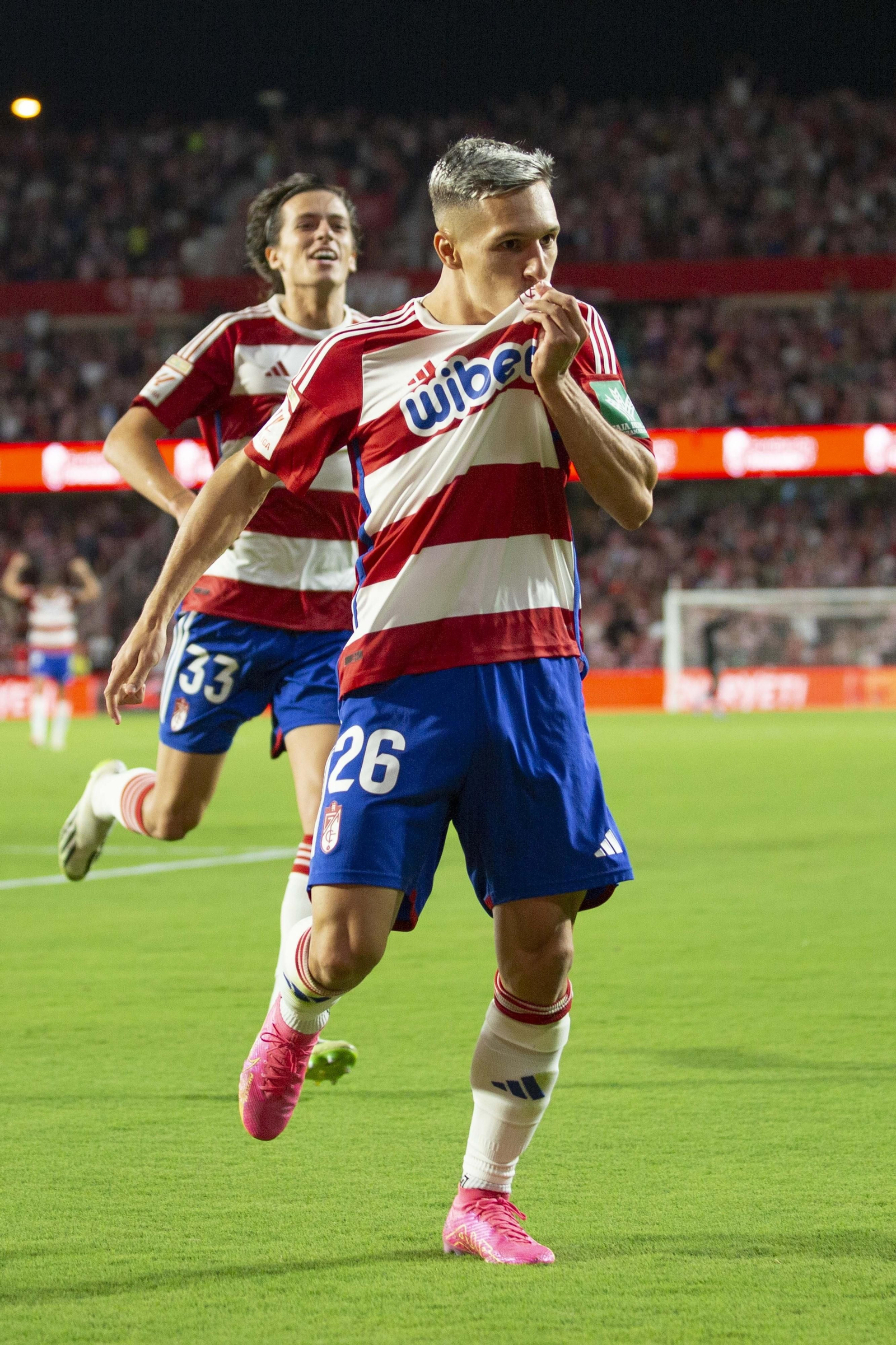 Bryan Zaragoza se besa el escudo tras anotar uno de los goles al Barcelona.