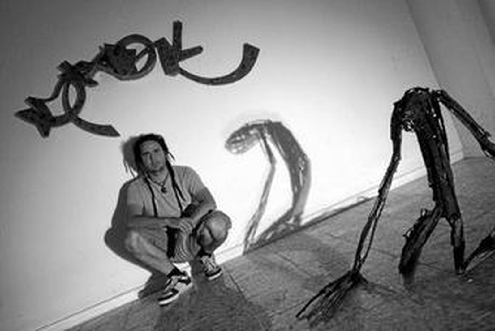 Cipri Molina expone sus obras de escultura en la planta de abajo de la tienda.