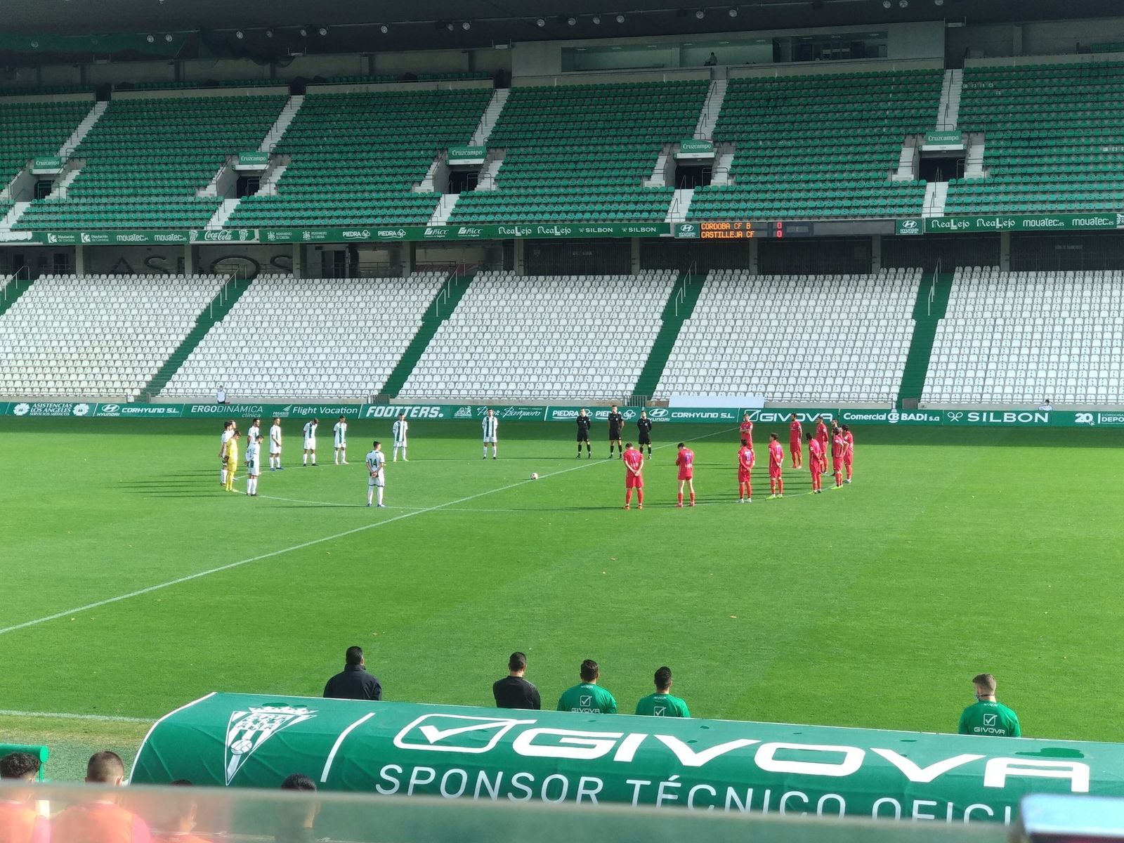 Minuto de silencio en El Arcángel antes de Córdoba B-Castilleja.