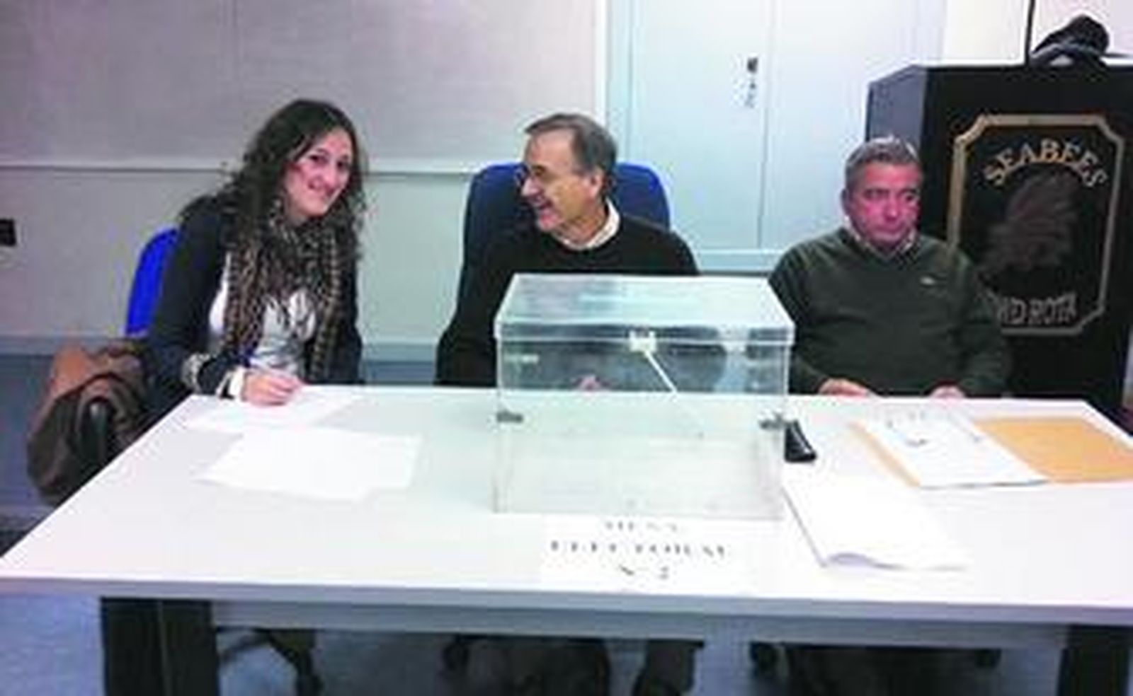 Una de las mesas que participaron en el proceso electoral en la Base de Rota.