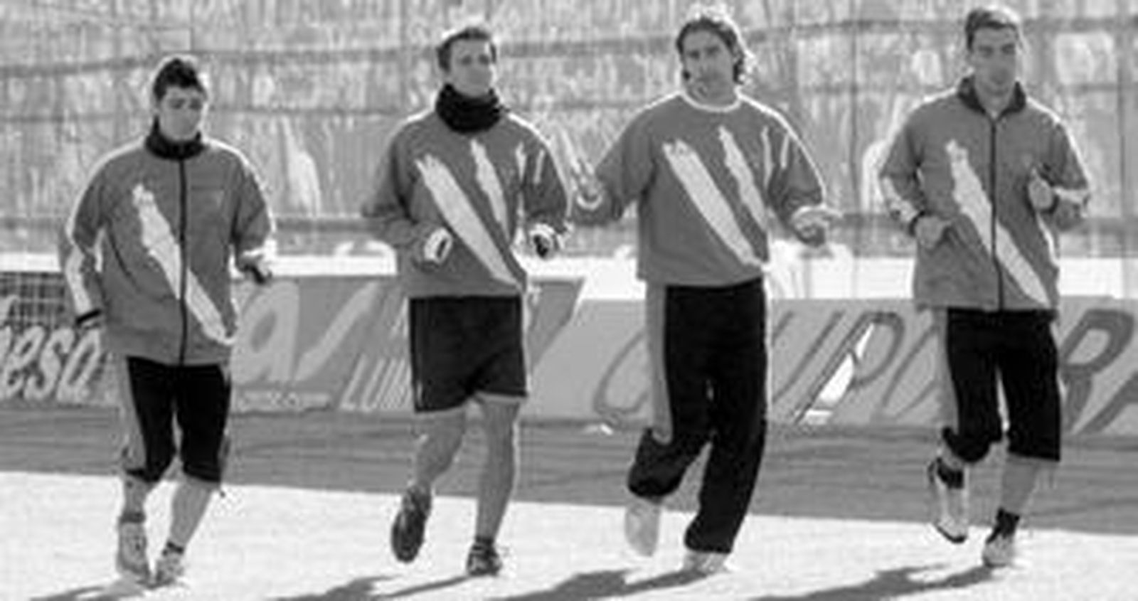 Javi Flores, Asen, Gastón Casas y Carpintero trotan durante el entrenamiento de recuperación realizado ayer por la mañana en El Arcángel.
