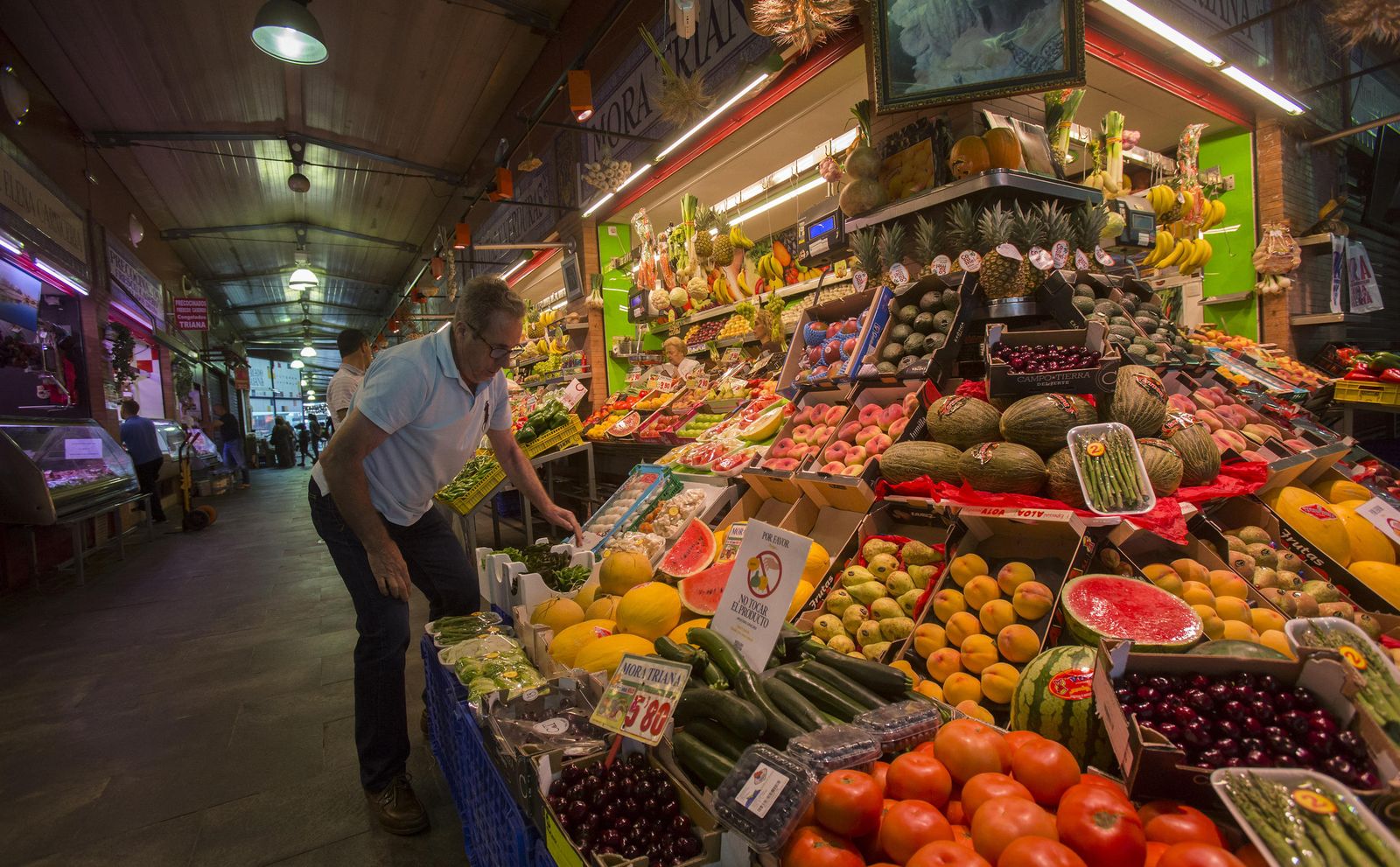 Un puesto de frutas en el Mercado de Triana.