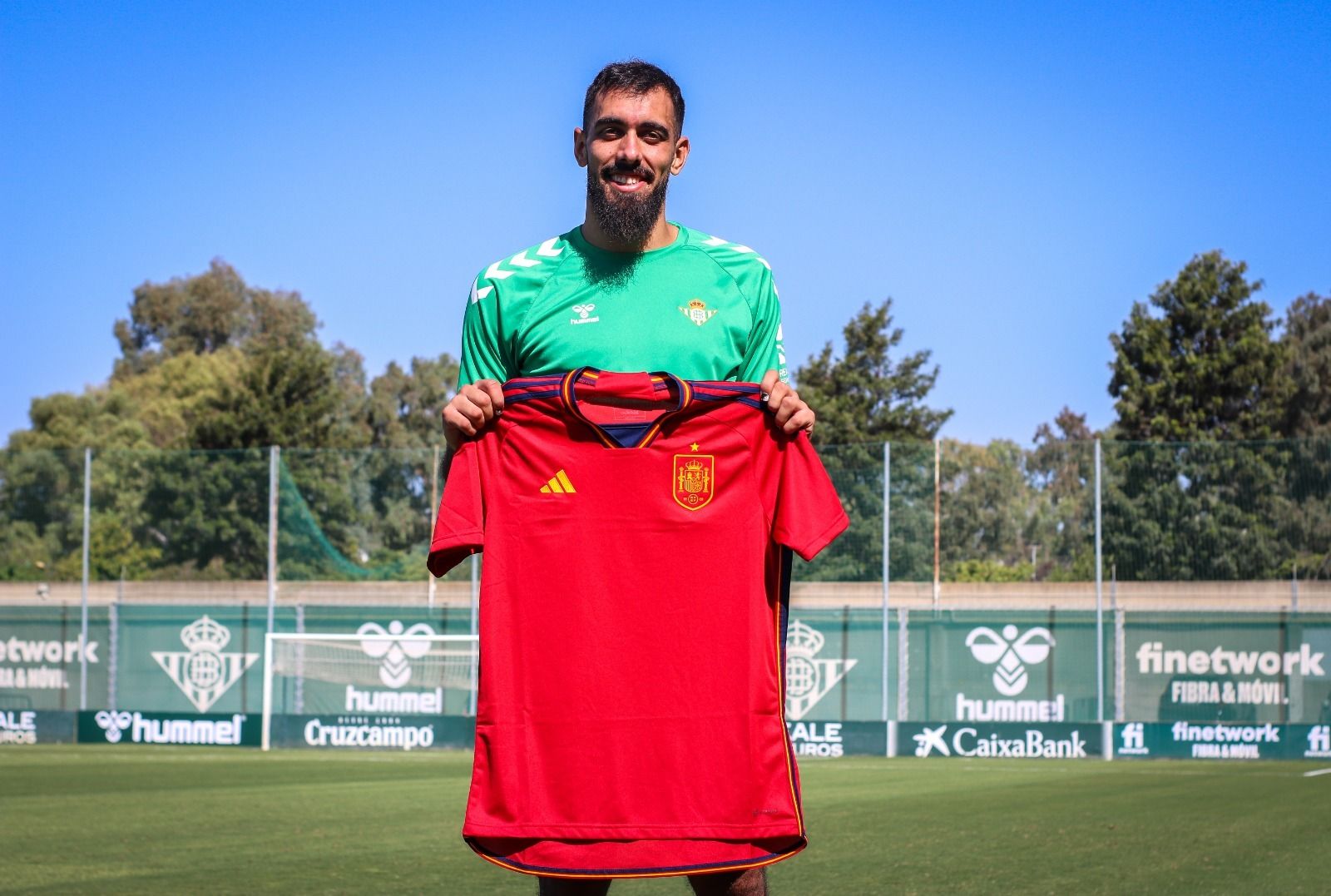 Borja Iglesias posa con la camiseta de la selección española.