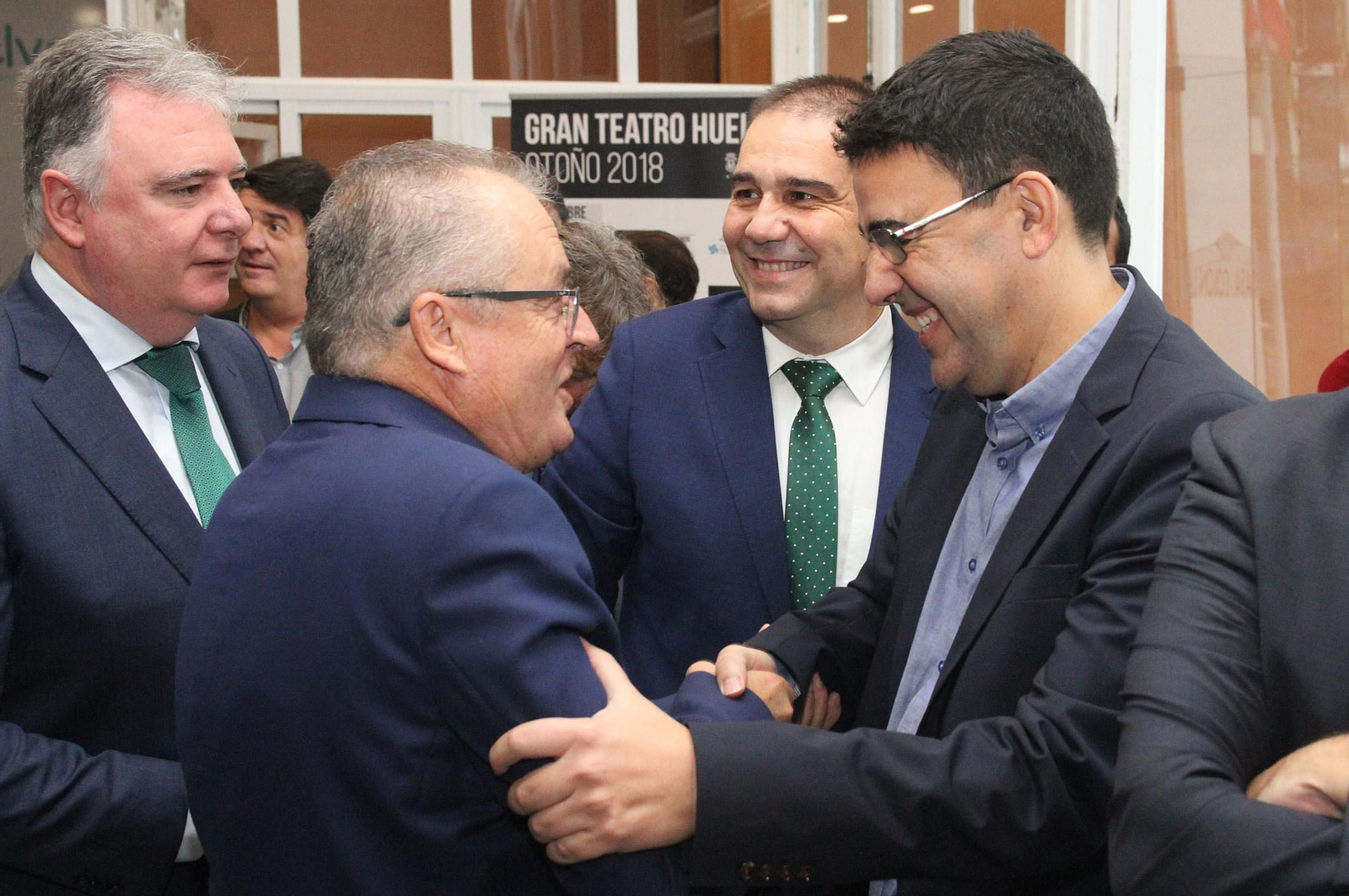 Imágenes de la conferencia y desayuno-coloquio de Gabriel Cruz, alcalde de Huelva