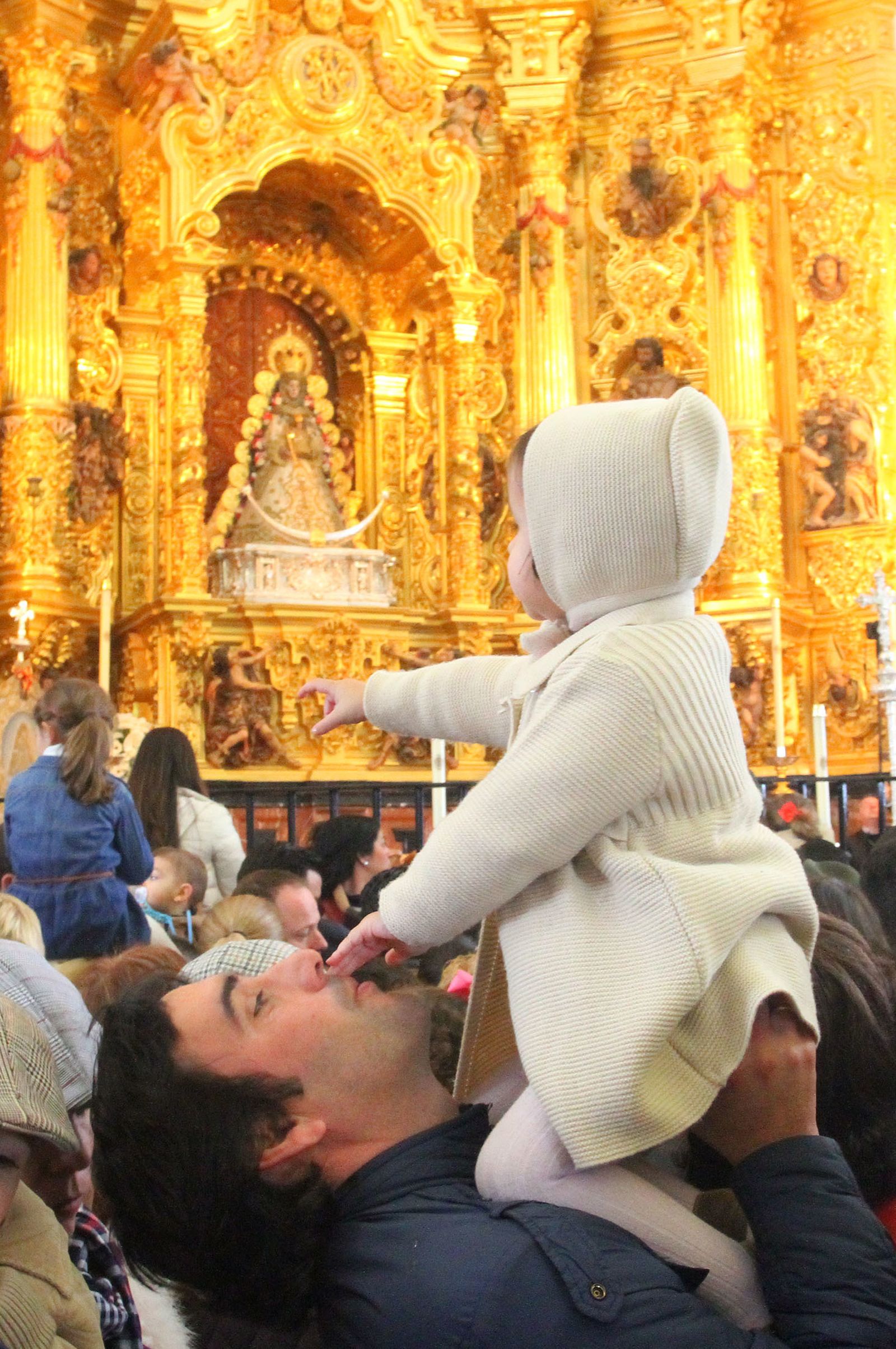 El Rocío celebra La Candelaria con la presentación de los niños a la Virgen, en imágenes