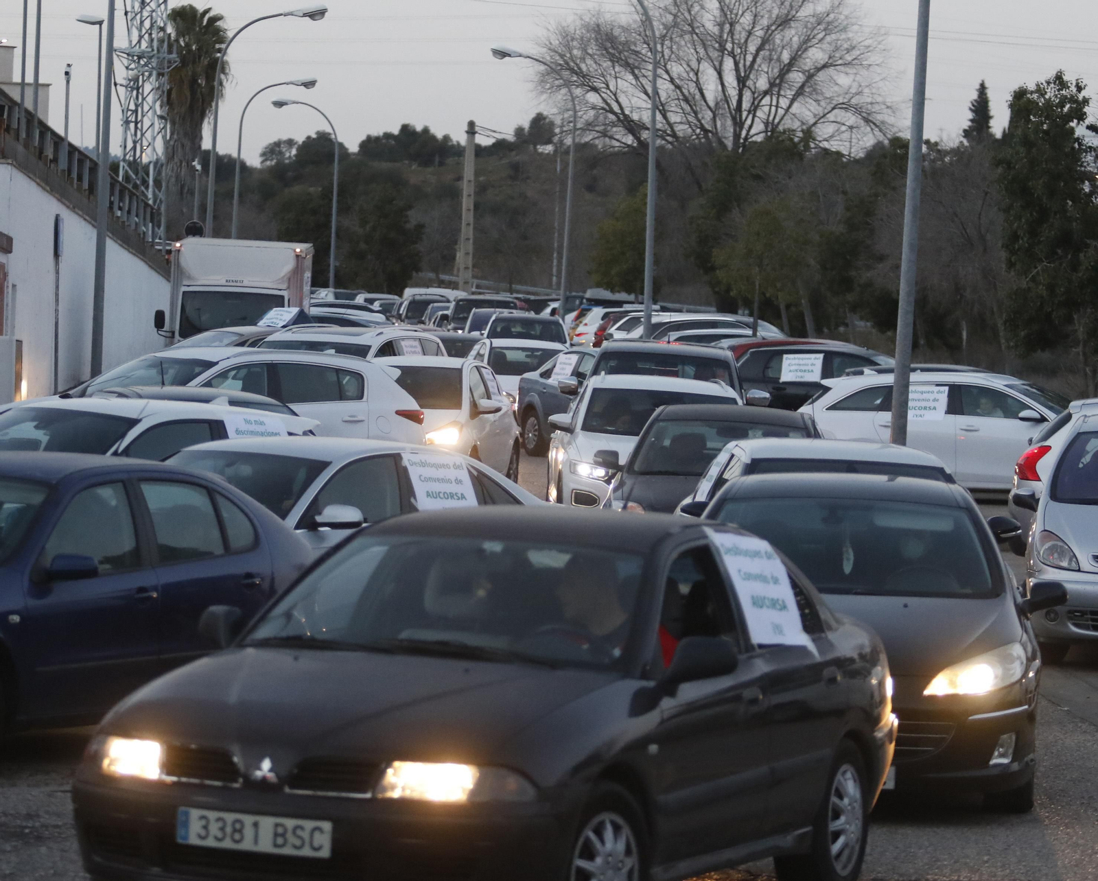 La caravana de protesta de la plantilla de Aucorsa, en fotografías