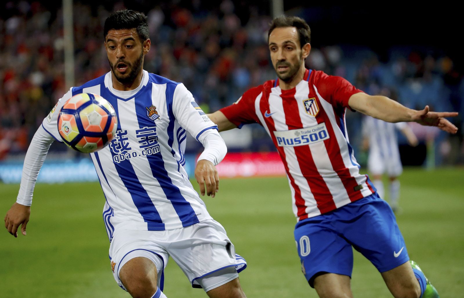 Carlos Vela  con Juanfran en un partido de Liga
