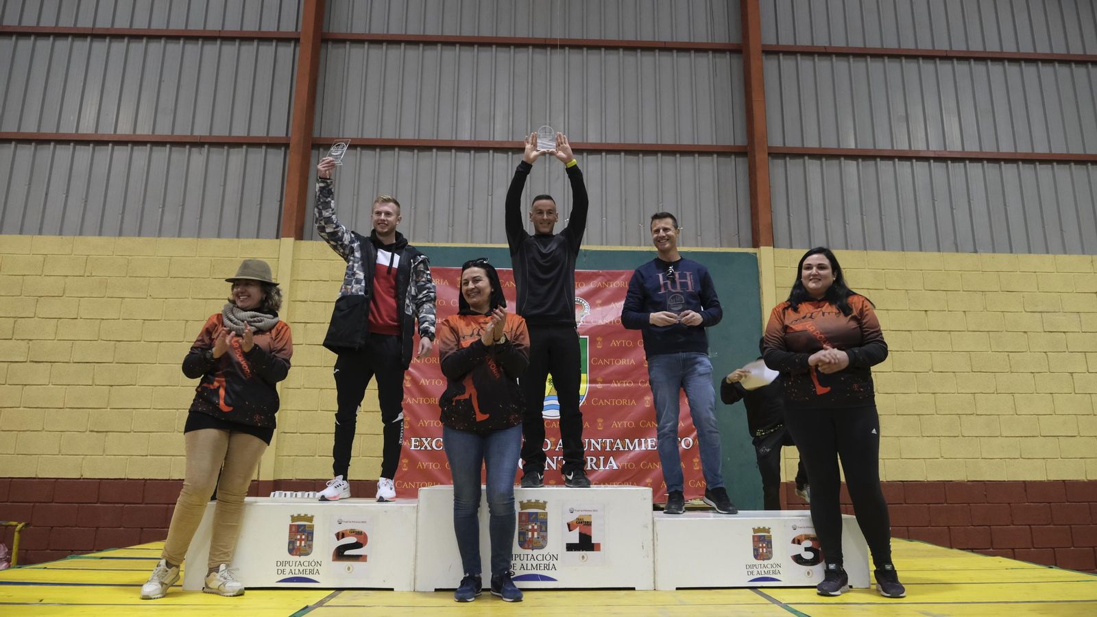 Uno de los podios masculinos, con la presencia de la alcaldesa, Purificación Sánchez.