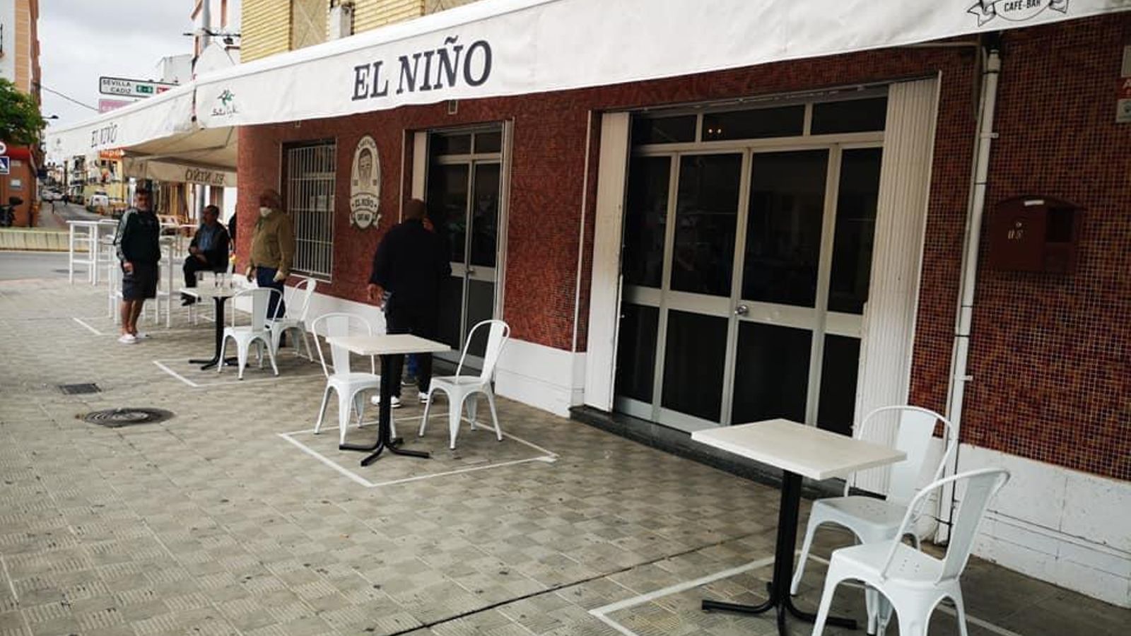 Un bare del centro de Dos Hermanas que ha delimitado con cinta adhesiva la distancia entre veladores.