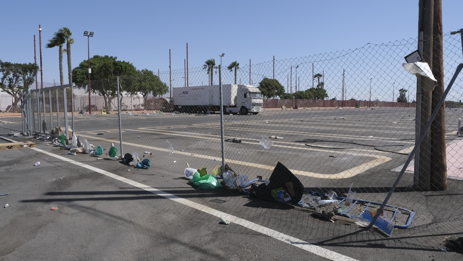 Fotos de la basura acumulada en el aparcamiento de los feriantes en la Vega de Acá
