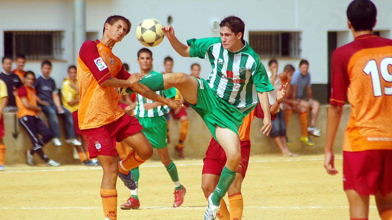 Un jugador del Recreativo juvenil lucha un balón junto a otro del Santa Marta.