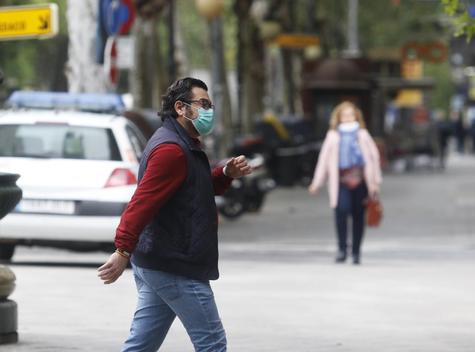 Un hombre pasea con mascarilla por el Centro de Córdoba.
