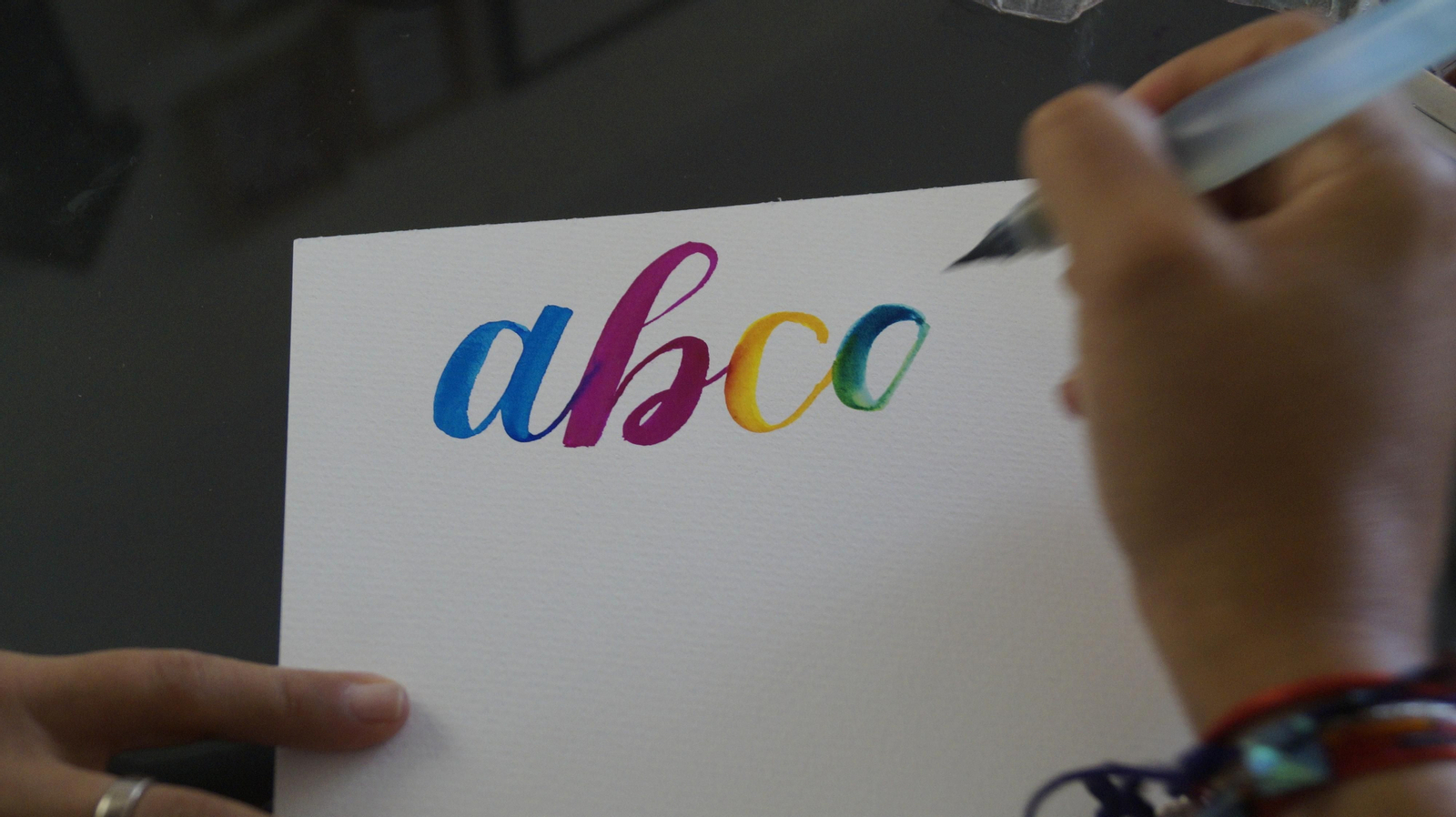 Ejercicio básico de iniciación al lettering con pluma de acuarela.
