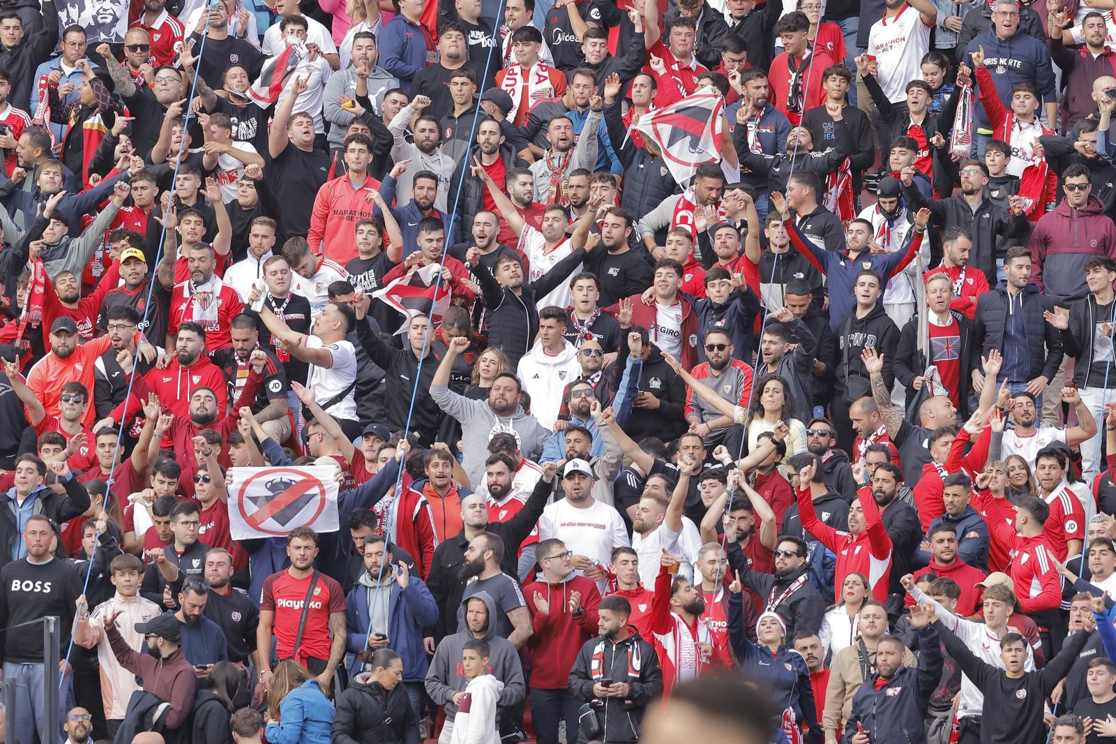 Búscate en las fotos del Sevilla -Betis