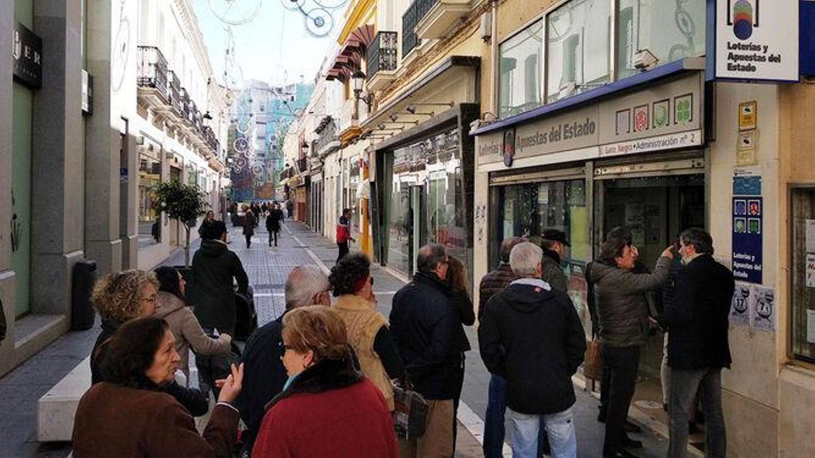 Ciudadanos hacen cola en la administración de El Gato Negro, de Huelva