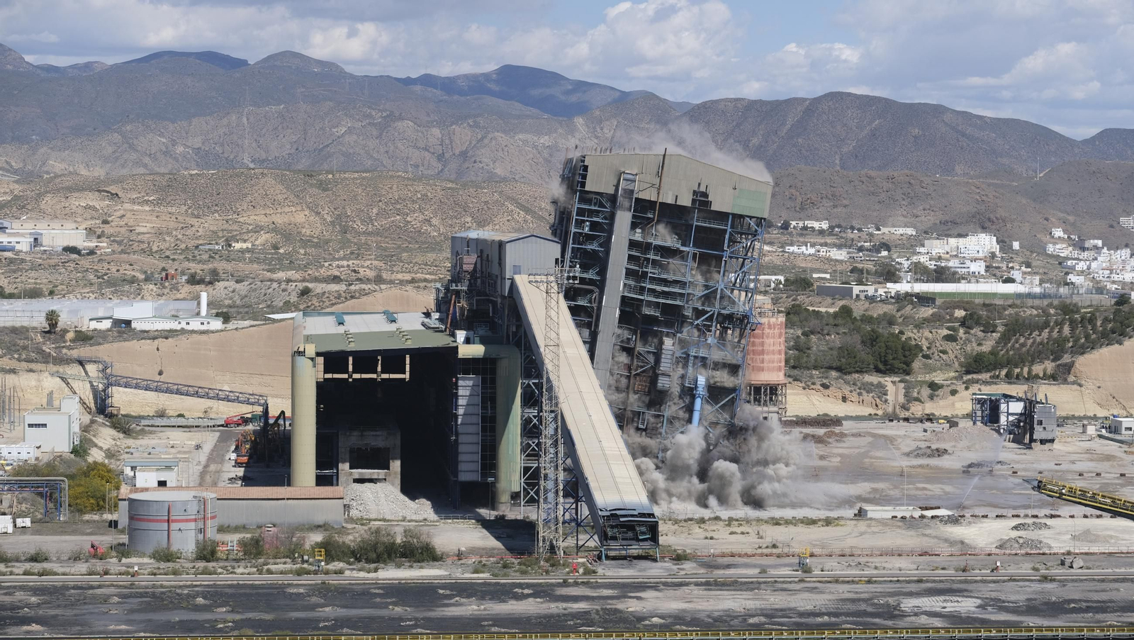 La voladura-demolición de la central térmica de Endesa en Carboneras, en imágenes