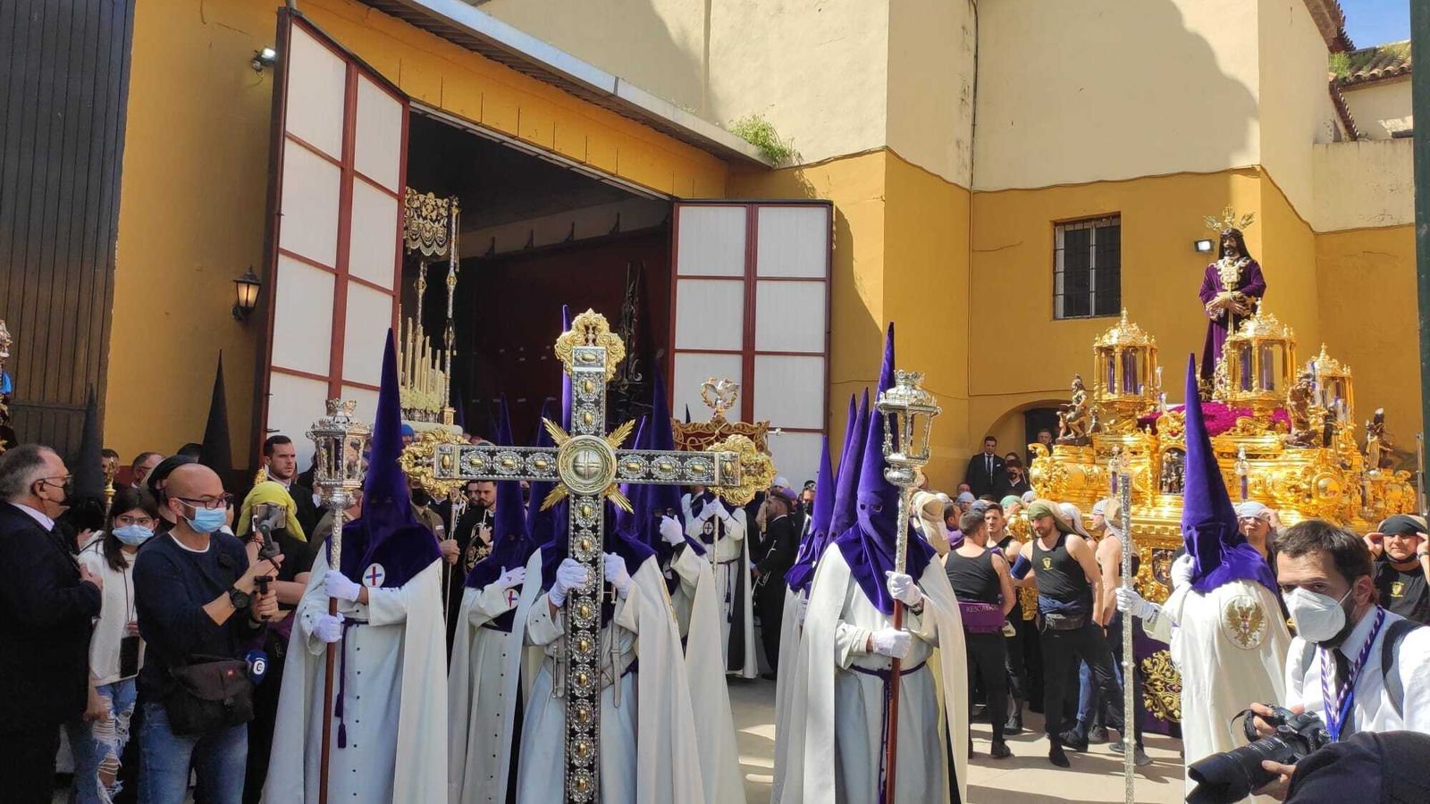 Cruz de guía de la hermandad del Rescatado.