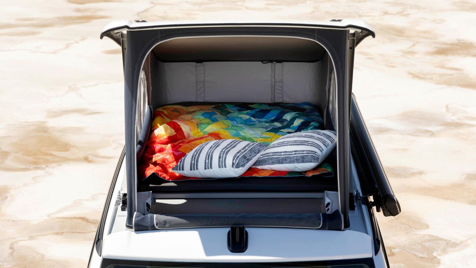 La cama elevada del techo mide 2,05 por 1,14 m en todas las versiones de esta nueva generación.