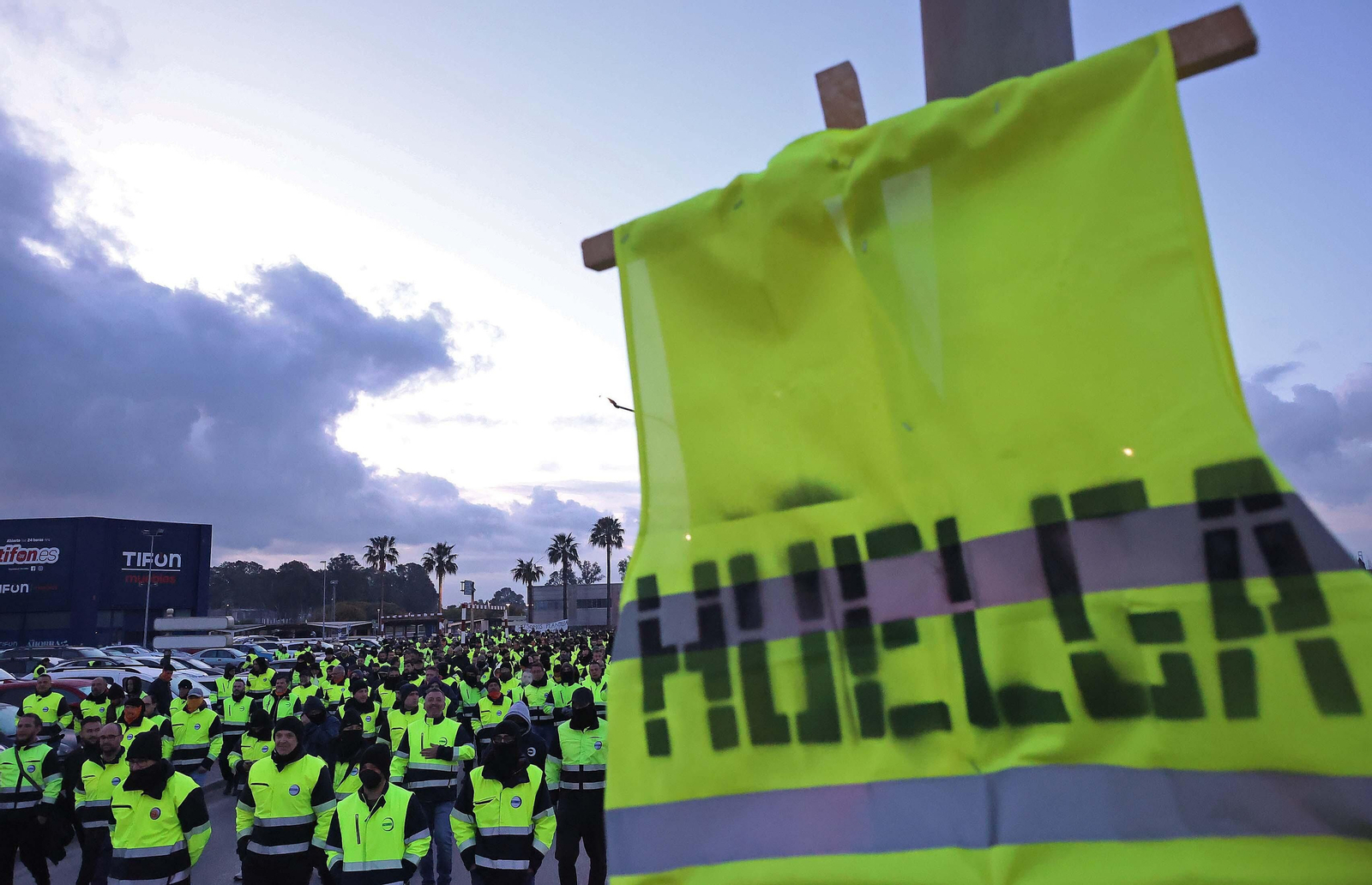Trabajadores de Acerinox, en el polígono de Palmones. Trabajadores de Acerinox, en el polígono de Palmones.