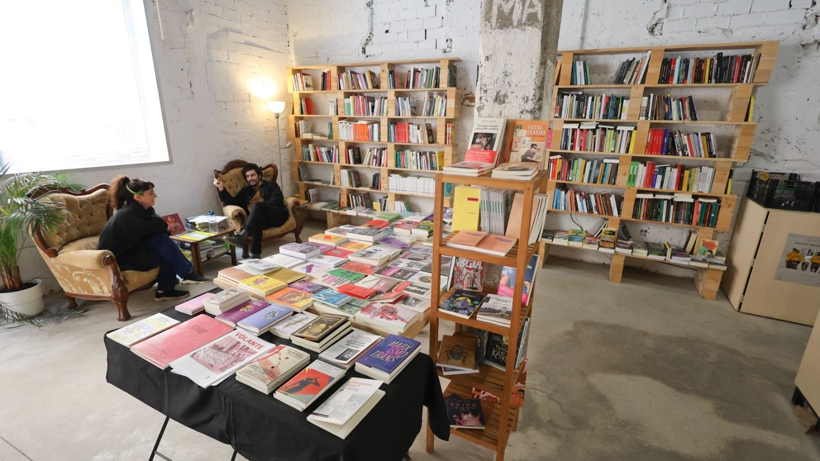 Sara Jiménez y Kike España en el interior de la librería