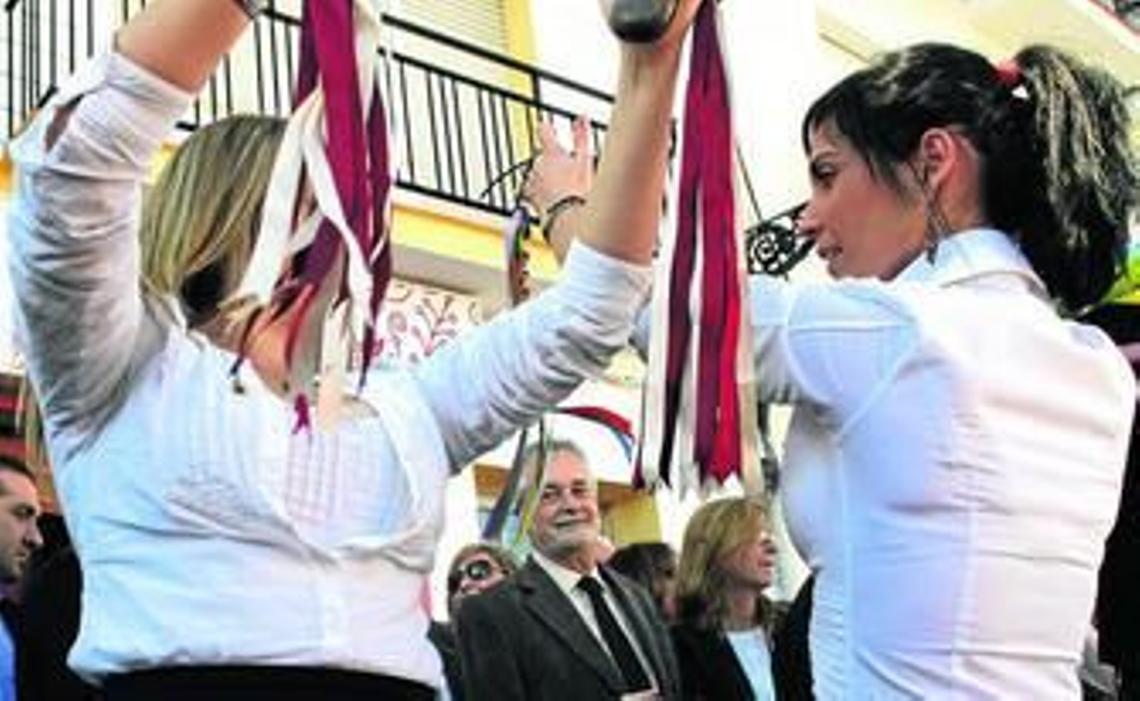 Griñán, junto a dos componentes de la panda de verdiales de Periana en su visita a Torrox.