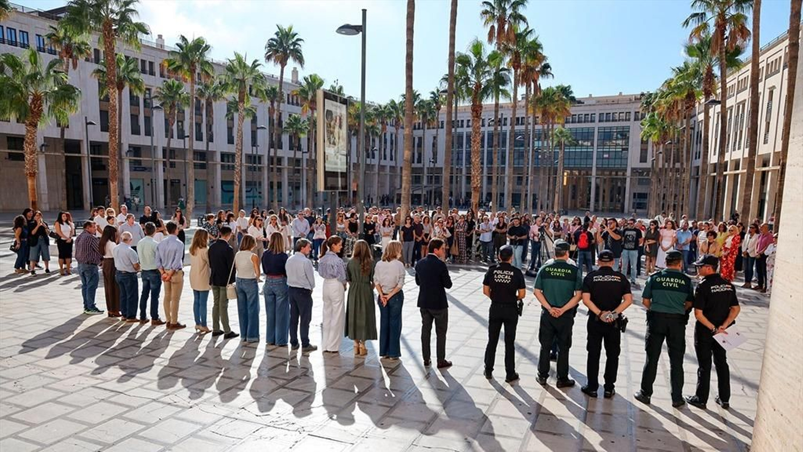 Minuto de silencio en El Ejido por la muerte de Antonio Campos.