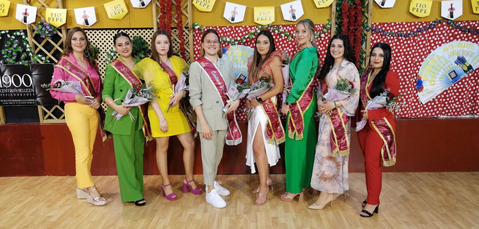 De izquierda a derecha: Fátima, Nazaret, Ariadna, Blas, Claudia, Marta, Ana y Estela