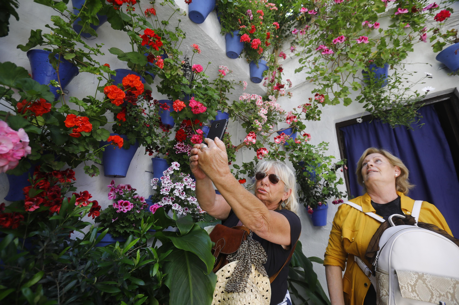Dos turistas inmortalizan su visita a un patio.
