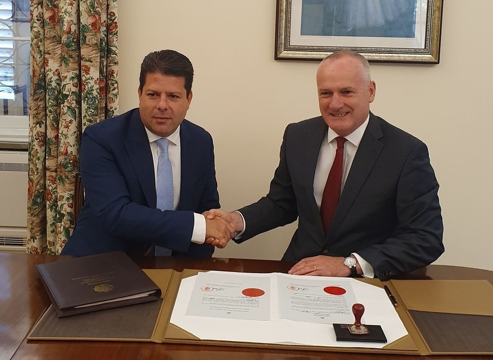 Fabian Picardo se estrecha la mano con Edward Davis, gobernador de Gibraltar