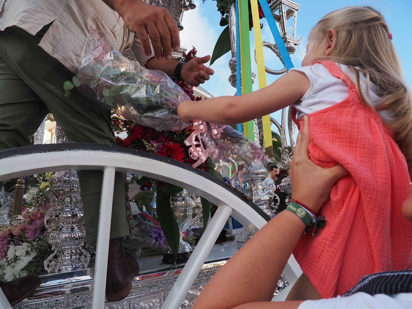 Salida de la Hermandad de Punta Umbría hacia El Rocío.